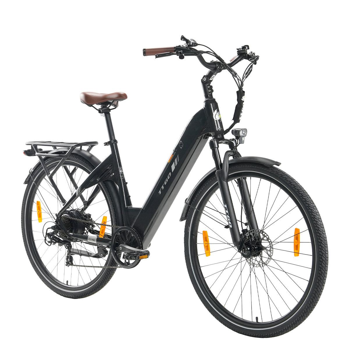 Czarny rower elektryczny z brązowym siodełkiem i kierownicą, pomarańczowymi odblaskami i czarnymi oponami, na białym tle.