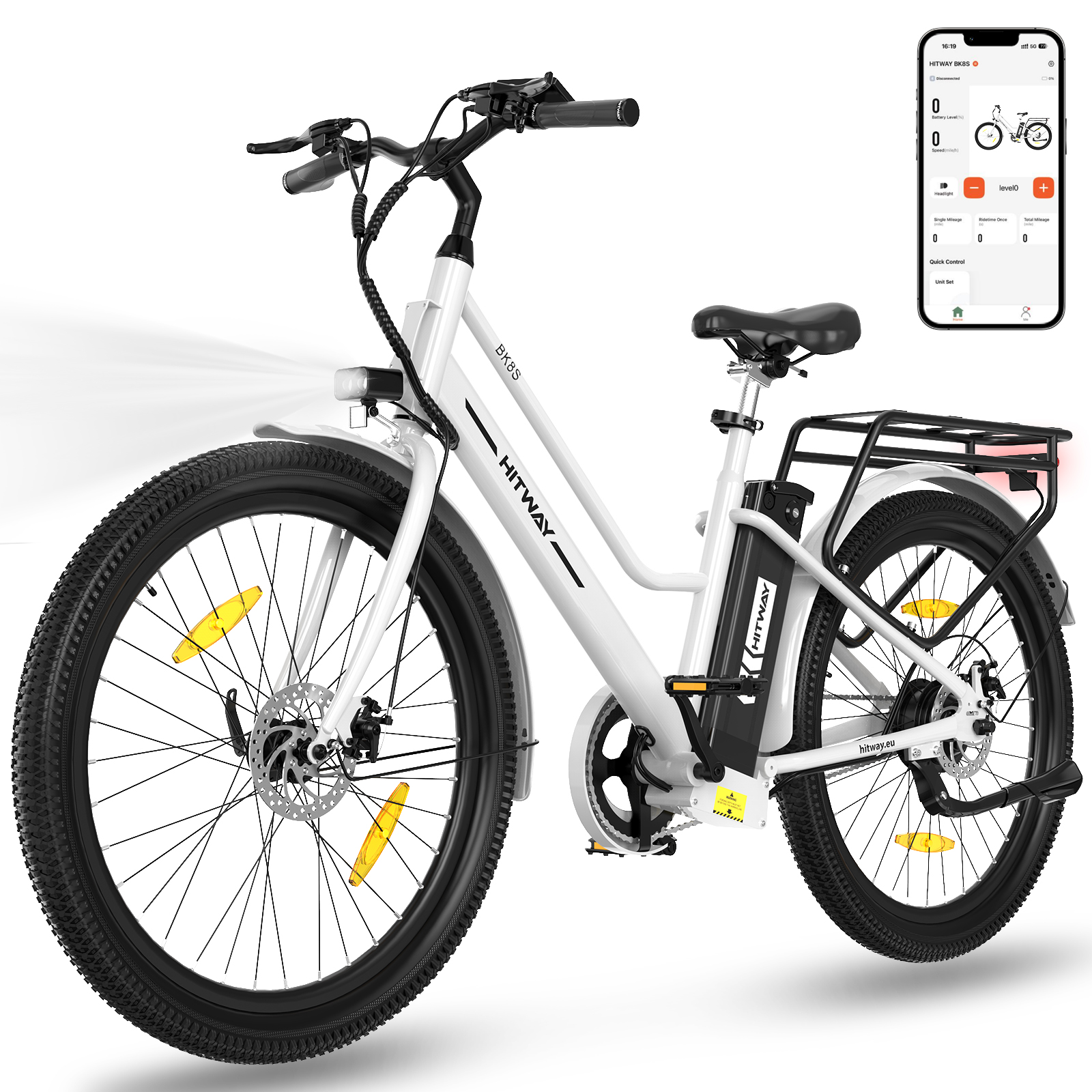 Weißes HITWAY E-Bike, schwarze Reifen, Scheinwerfer an. Telefon zeigt Akku und Geschwindigkeit an. Fahrrad hat einen Gepäckträger.