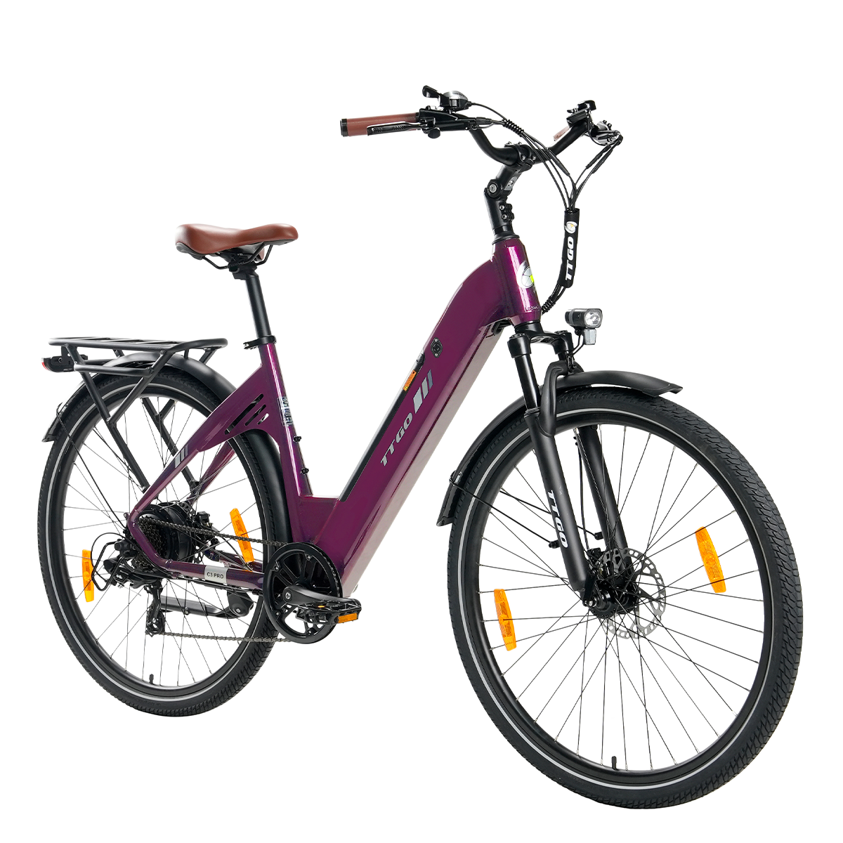 Fioletowy rower elektryczny z brązowym siodełkiem i kierownicą, czarnymi oponami i pomarańczowymi odblaskami. Białe tło.