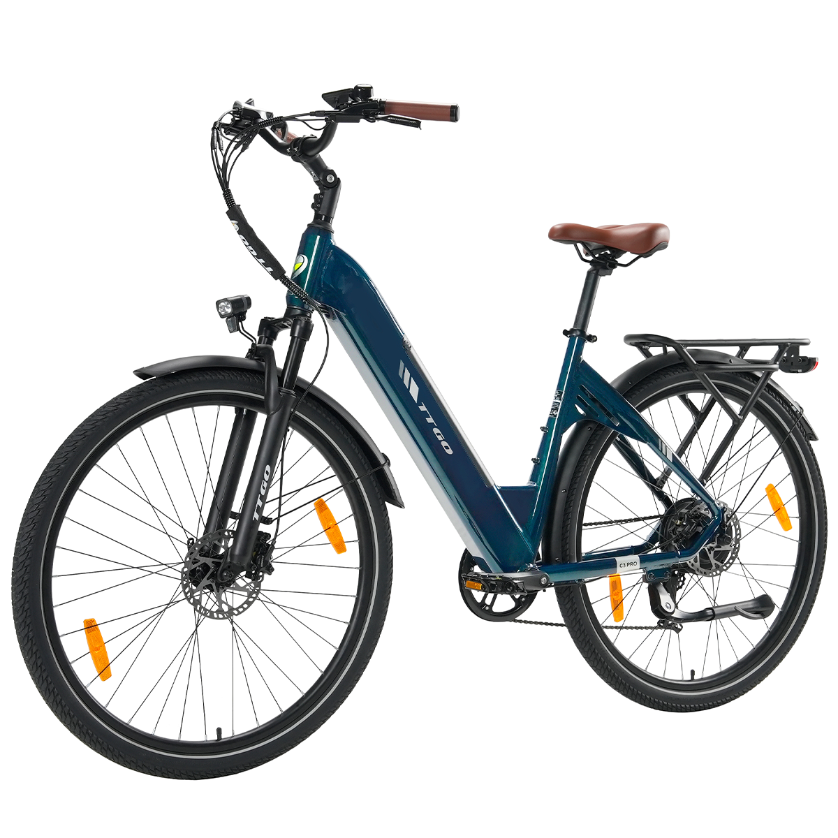 Turkusowy rower elektryczny z czarnymi oponami, brązowym siodełkiem i kierownicą oraz pomarańczowymi odblaskami. Ma bagażnik.