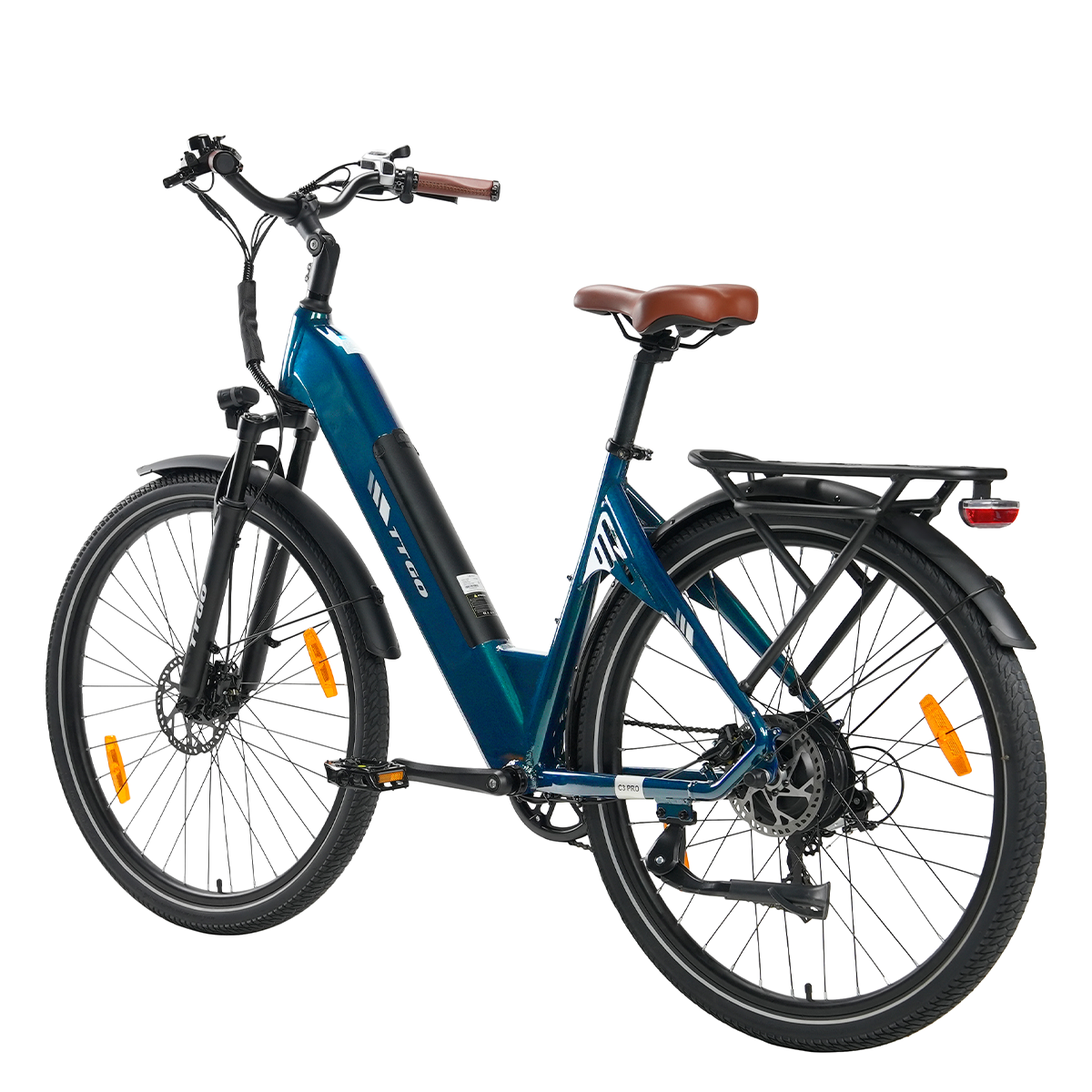 Turkusowy rower elektryczny na białym tle. Ma brązowe siodełko i kierownicę, czarne opony oraz tylny bagażnik.