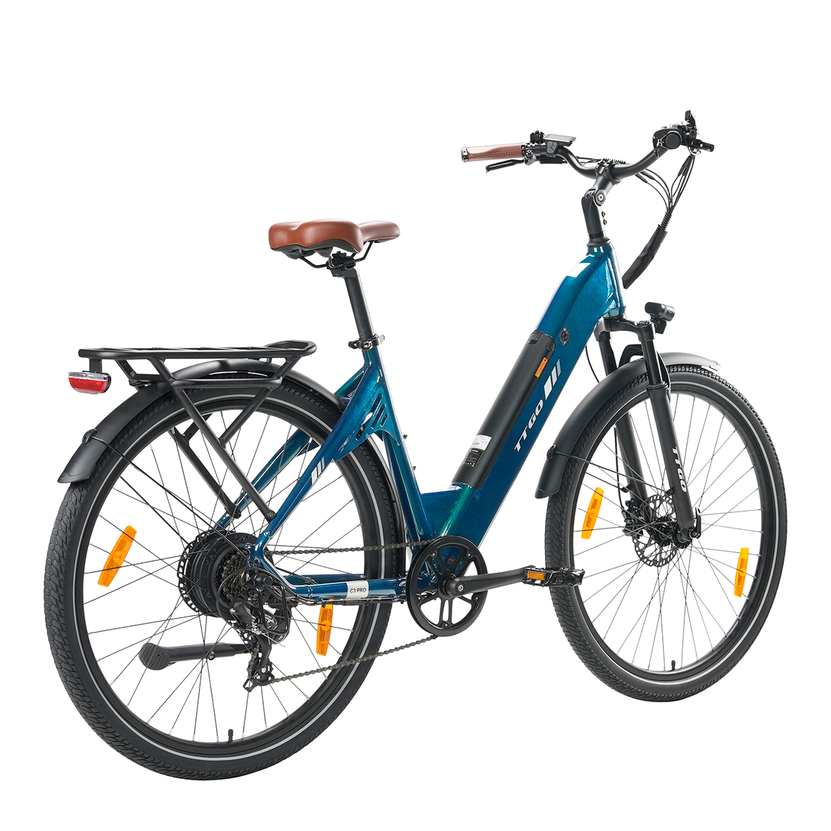 Turkusowy rower elektryczny z brązowym siodełkiem, czarnymi błotnikami i czarnym bagażnikiem. Ma pomarańczowe odblaski na kołach.