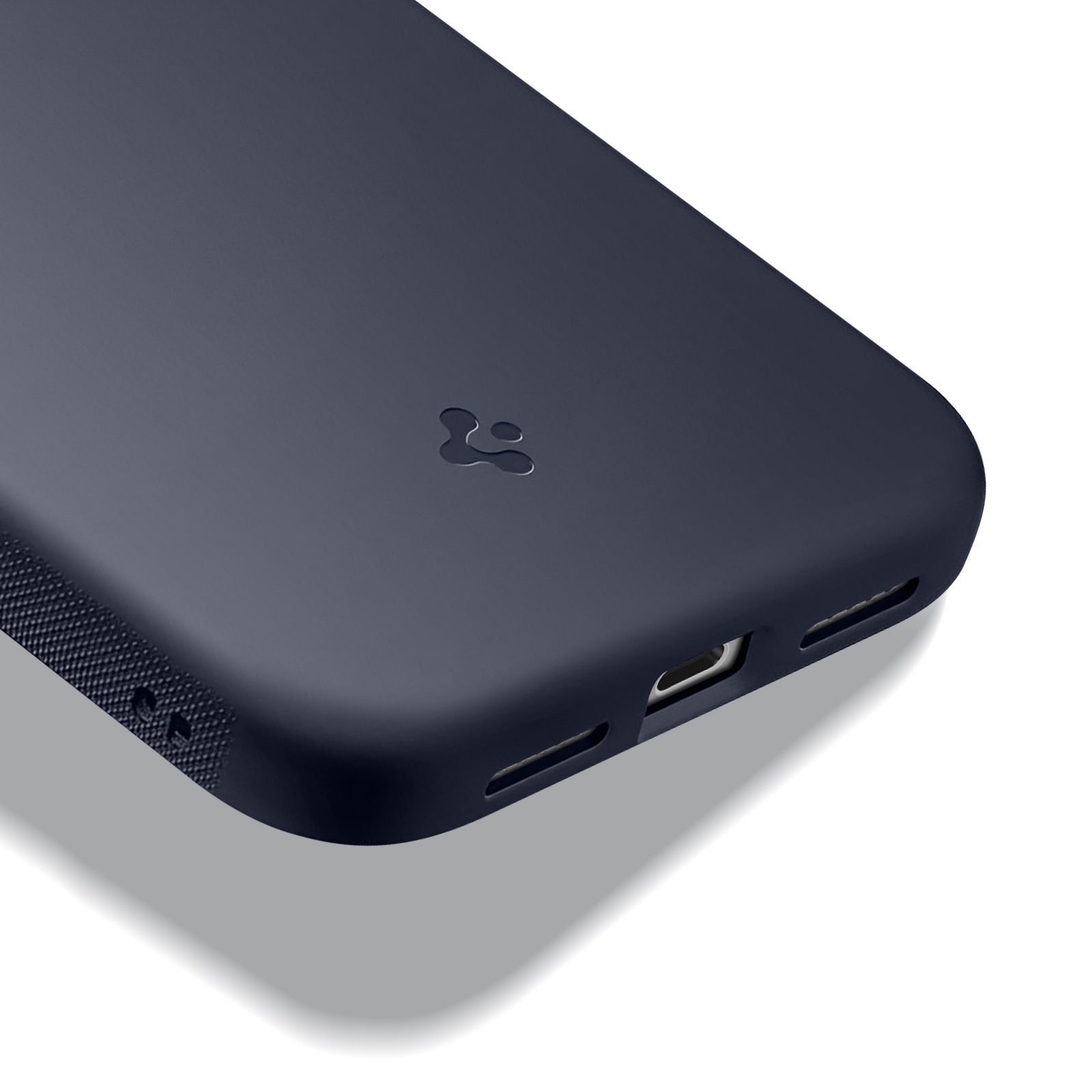 Custodia per telefono blu scuro, parzialmente visibile, con lato strutturato. Con logo e ritagli per le porte. Ombra su superficie bianca.
