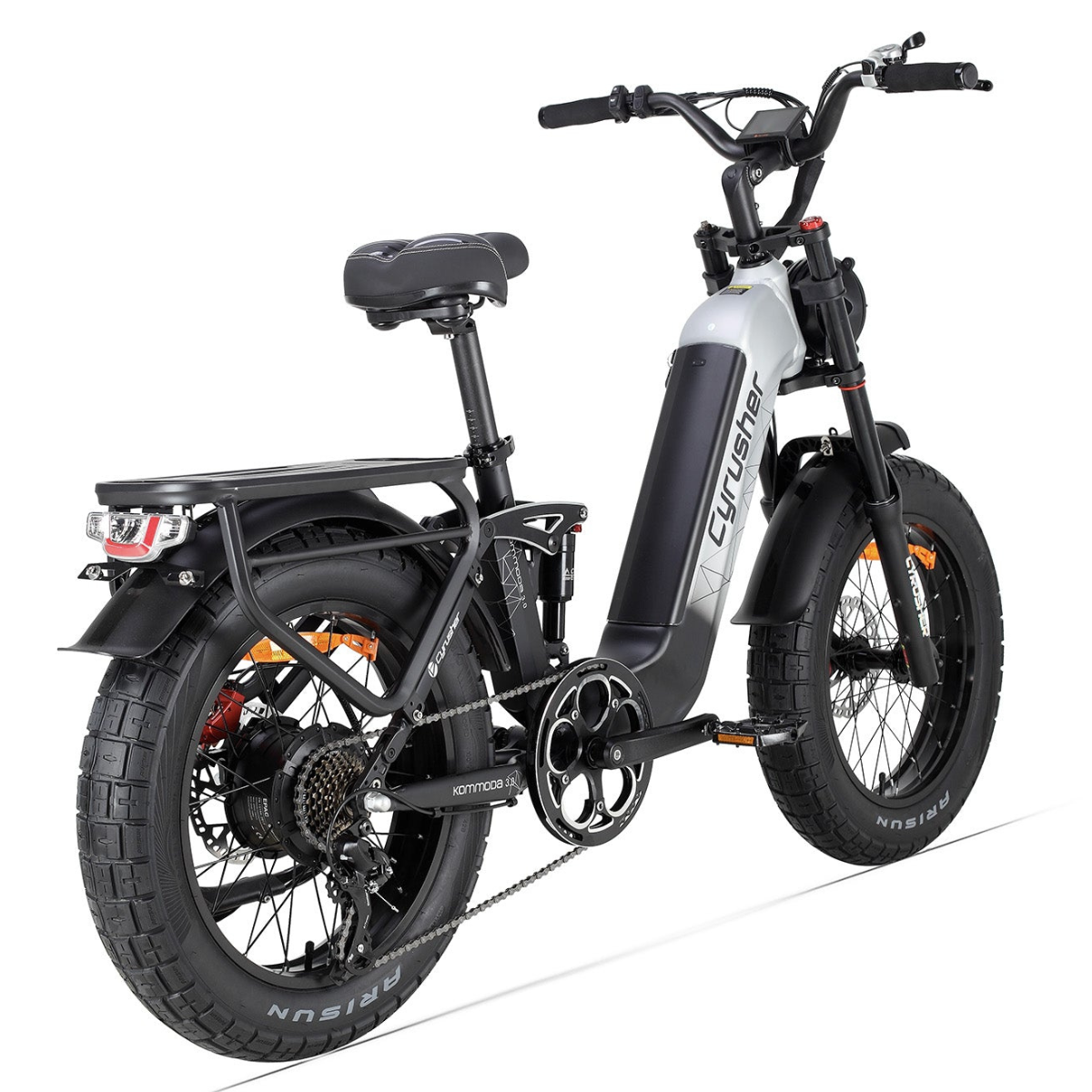 Czarno-srebrny rower elektryczny marki Cyrusher, z grubymi oponami. Posiada bagażnik, siodełko i kierownicę. Tło jest białe.