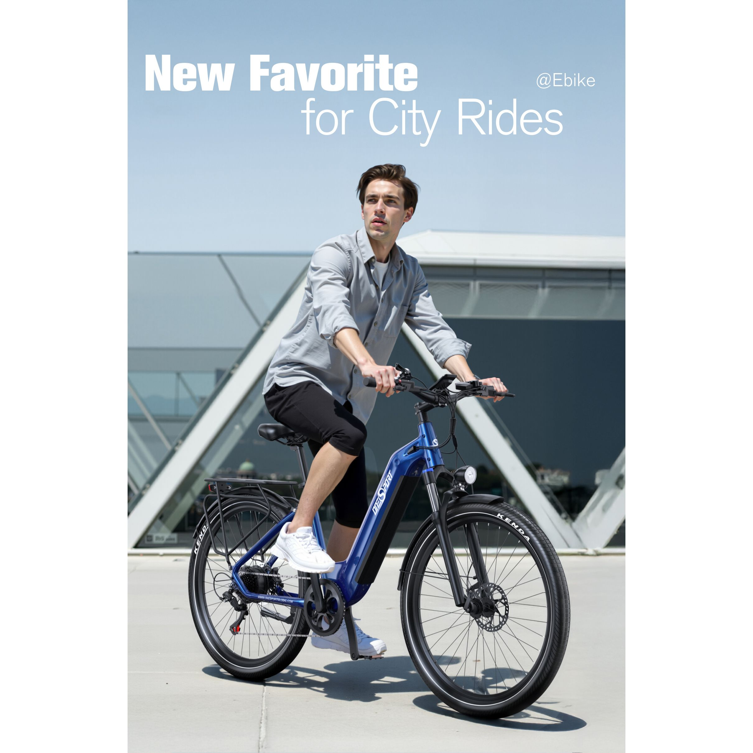 Ein Mann fährt an einem sonnigen Tag ein blaues E-Bike. Das Fahrrad hat schwarze Reifen. Der Hintergrund zeigt ein modernes Gebäude.