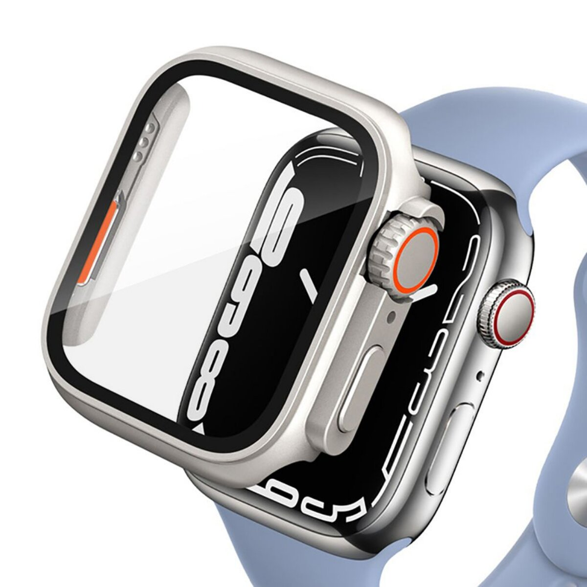 Apple Watch argentée avec un étui de protection et un bracelet bleu. L'écran affiche l'heure. Le côté a des boutons et une couronne rotative.