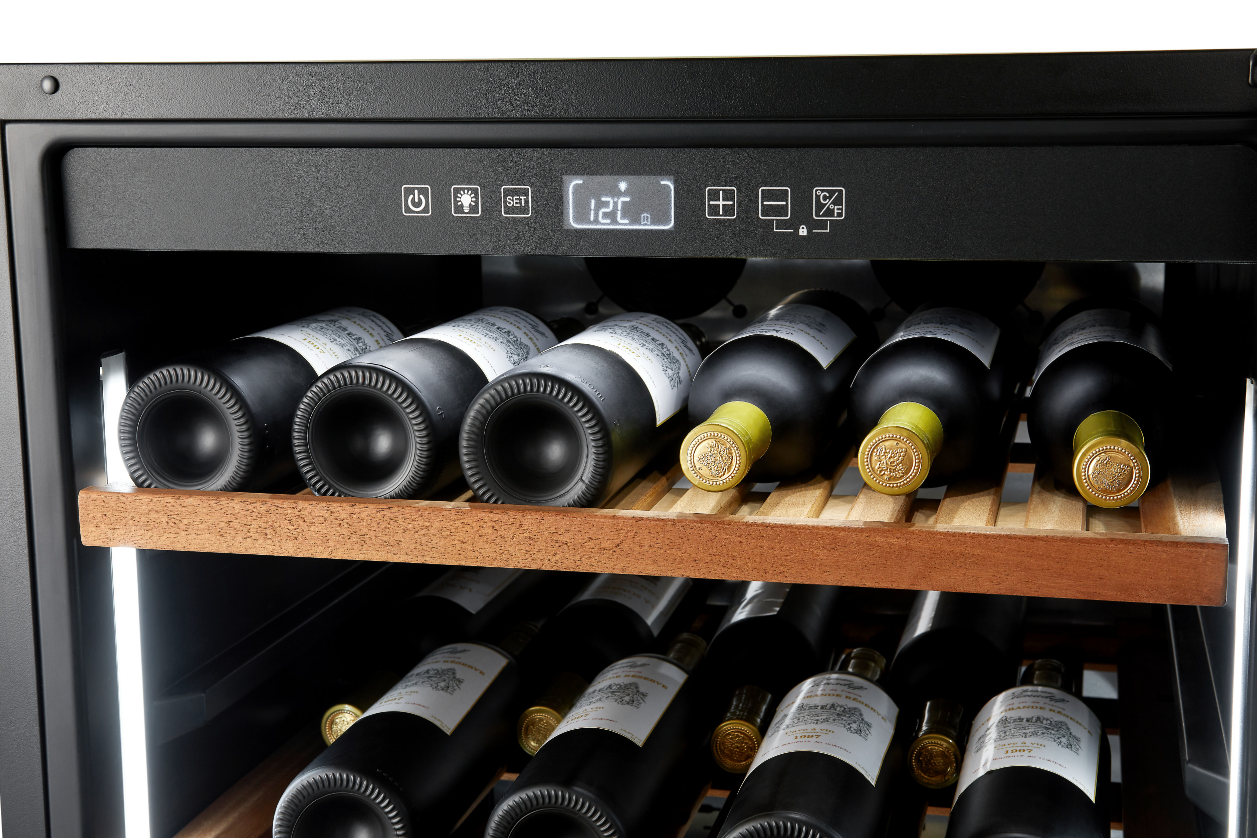Una vinoteca con varias botellas de vino en estantes de madera. La pantalla muestra 12°C.