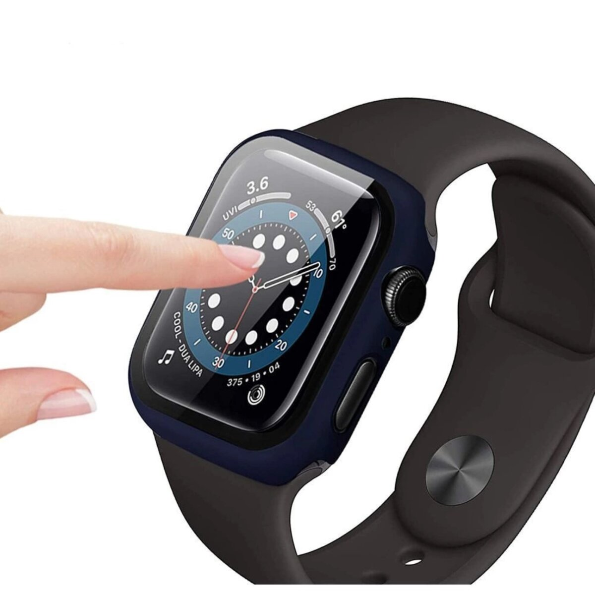 Une main touche l'écran d'une smartwatch. La montre a un boîtier bleu et un bracelet noir. L'écran affiche des données.