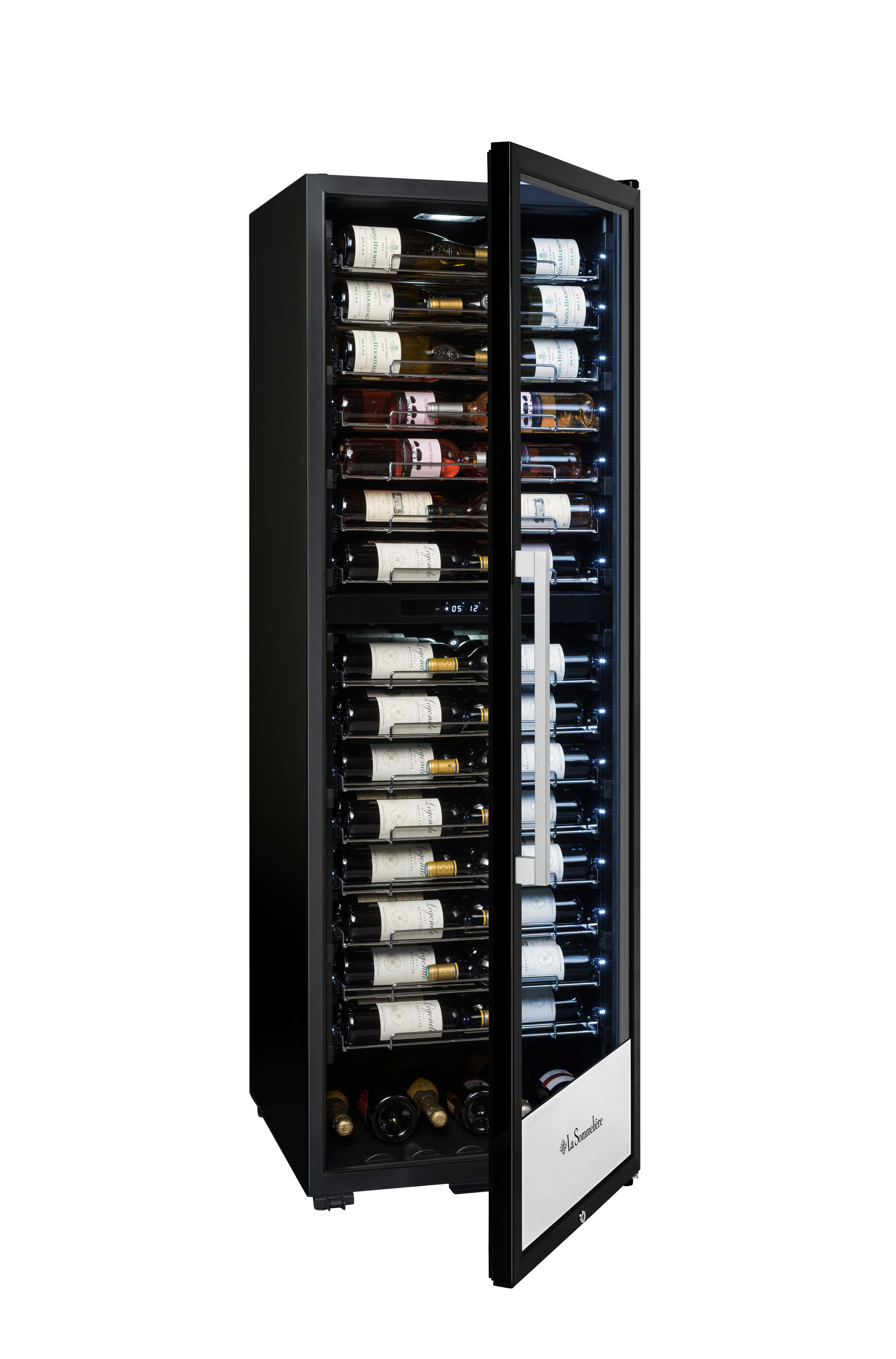Enfriador de vino negro con puerta abierta, lleno de botellas de vino.  Se ven el asa blanca y las luces interiores.