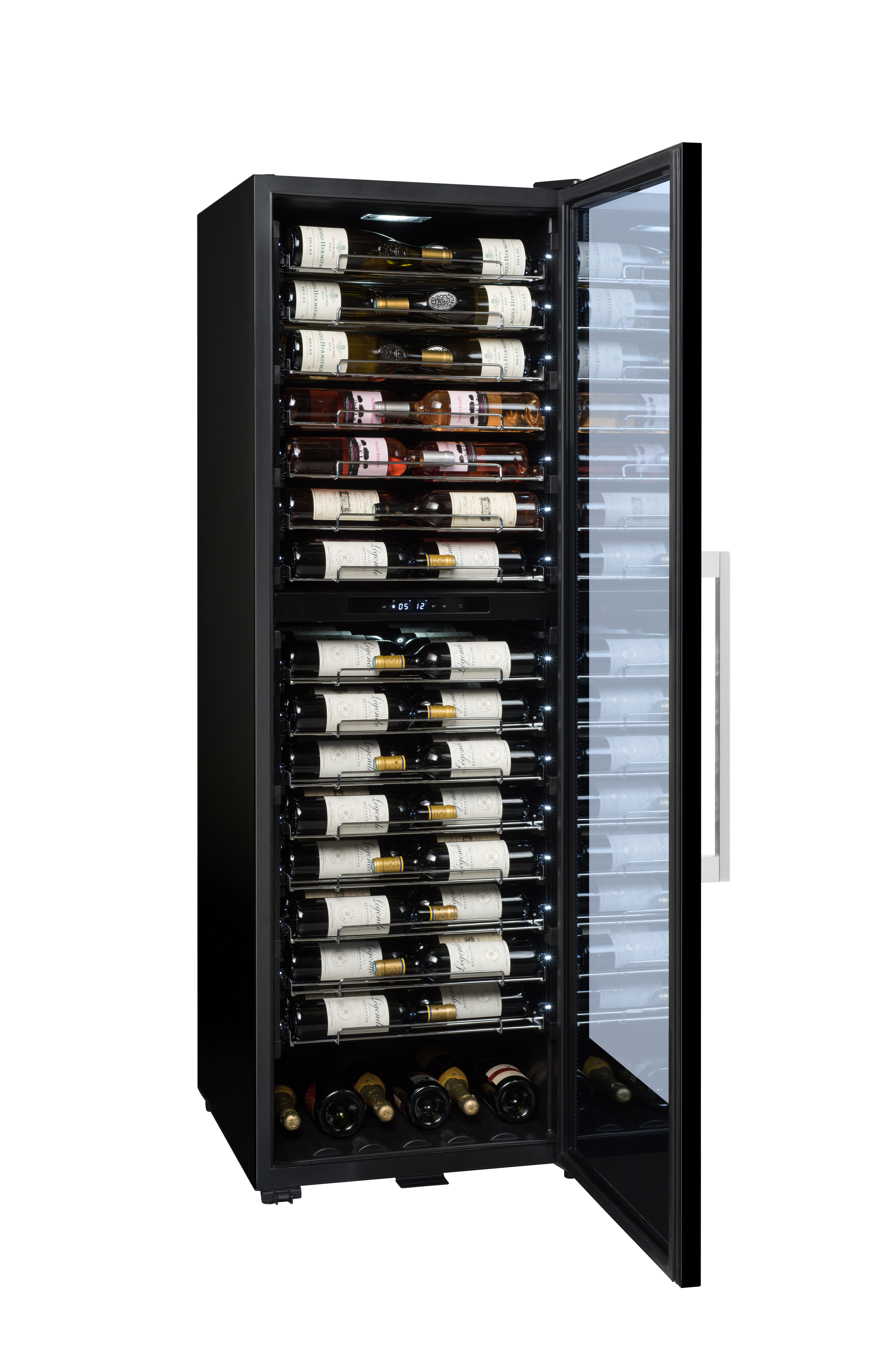 Una vinoteca con puerta de cristal abierta. Dentro, se ven muchas botellas de vino, dispuestas en estantes. La unidad es negra.