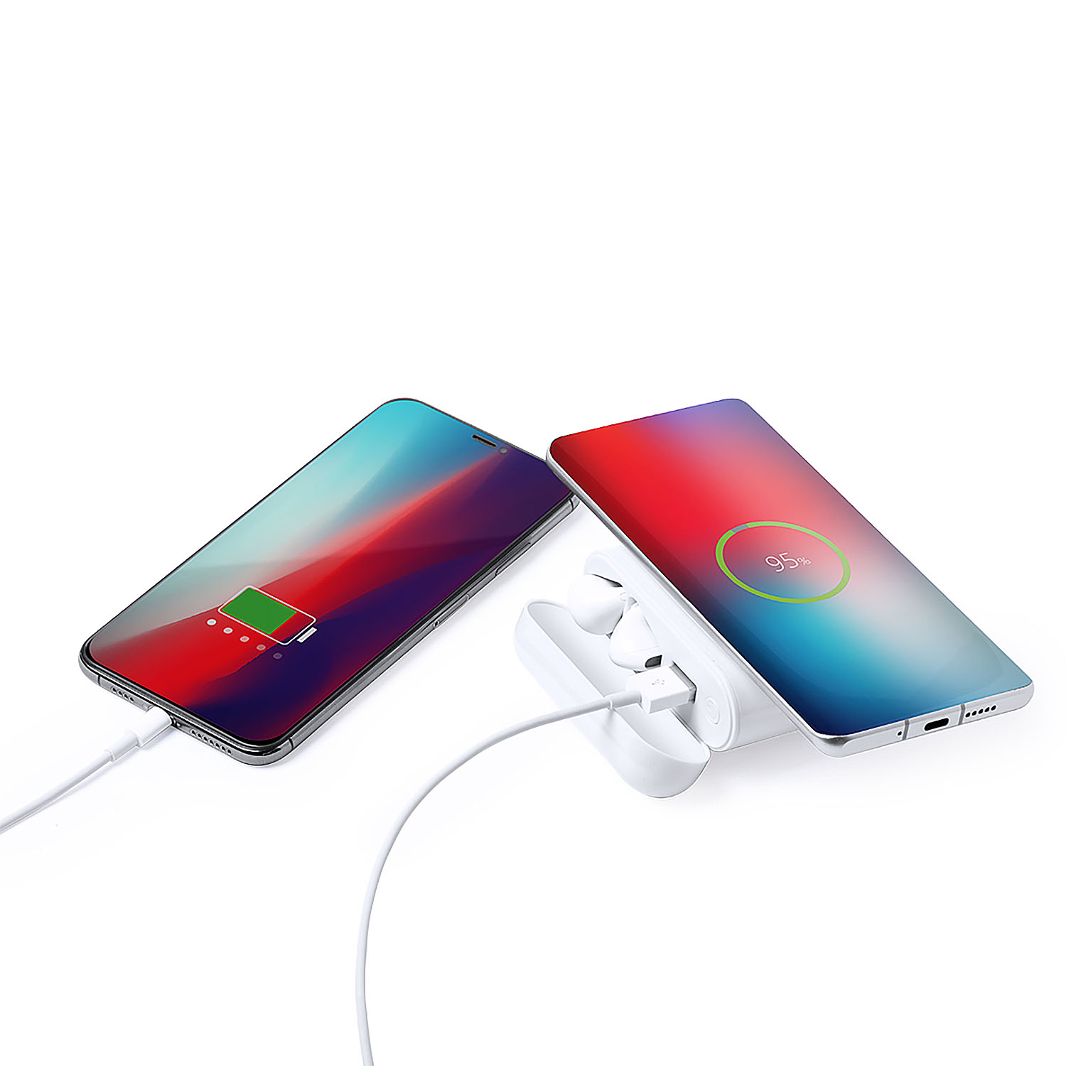 Zwei Smartphones laden, eines mit grünem Akkusymbol, das andere bei 95 %. Weiße Ohrhörer und Ladestation dazwischen.