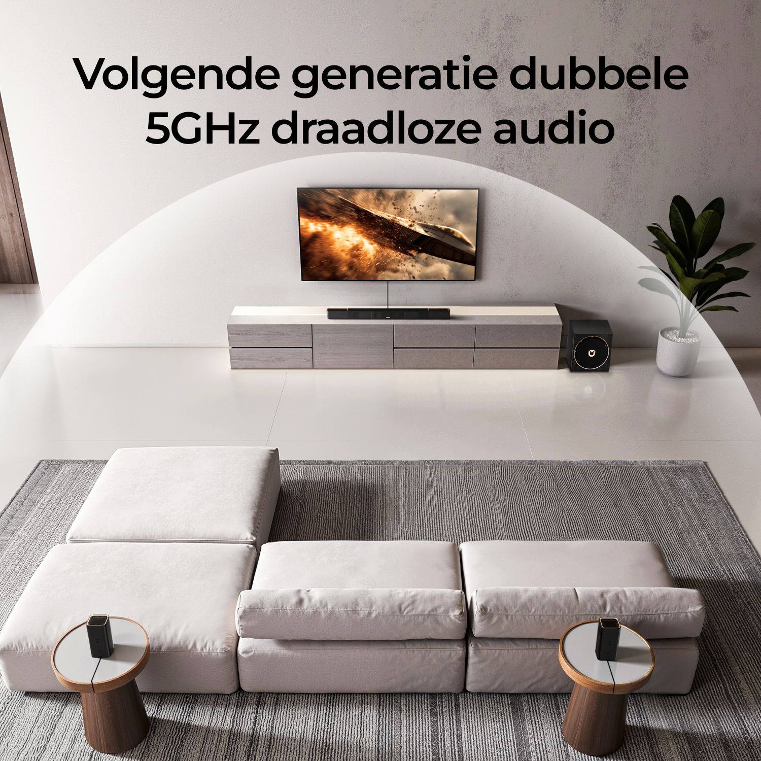 Een moderne woonkamer met een bank, tv, soundbar en luidspreker. Tekst bovenaan: Volgende generatie dual 5 GHz draadloze audio.