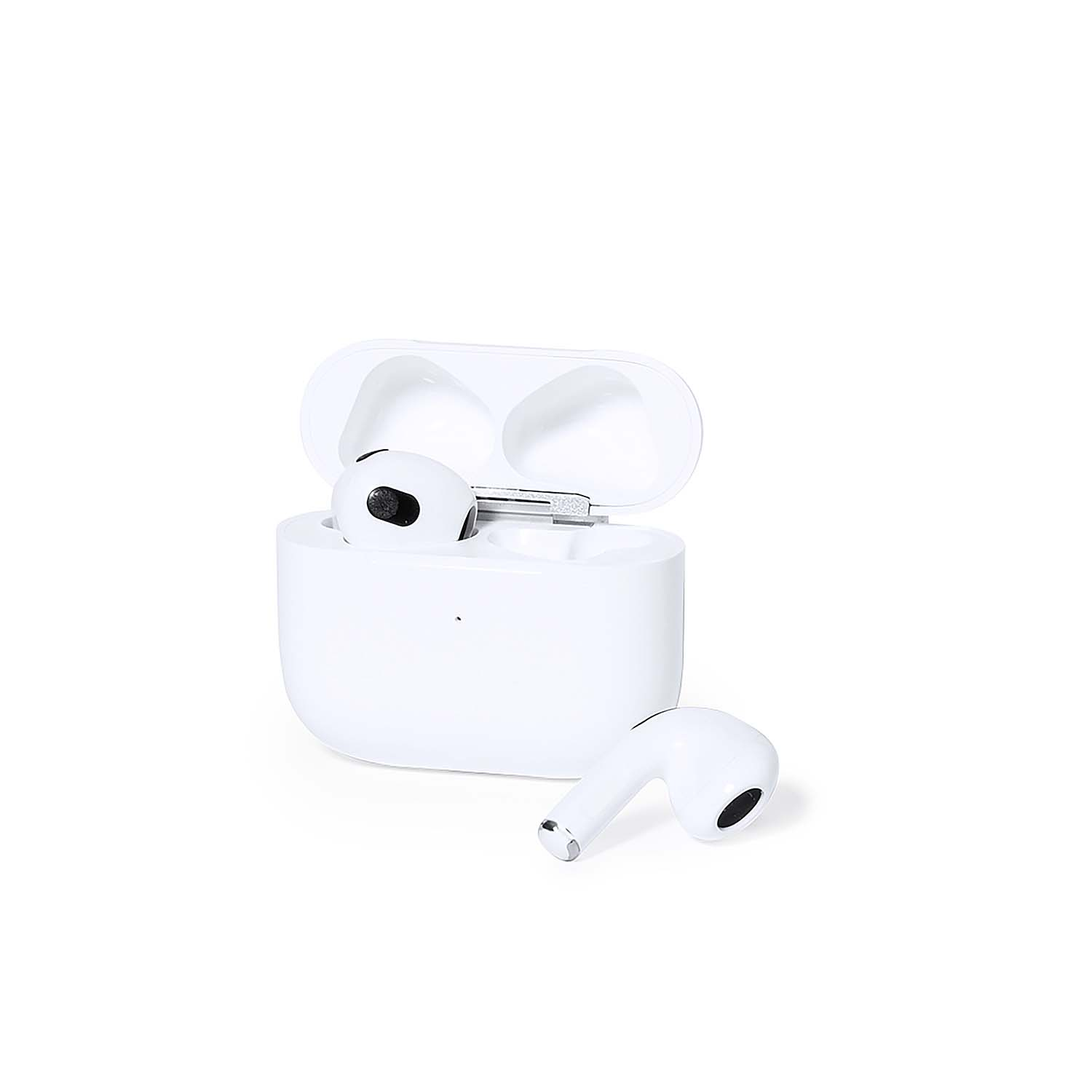 Custodia bianca per AirPods aperta con due auricolari all'interno e uno all'esterno. Lo sfondo è bianco.