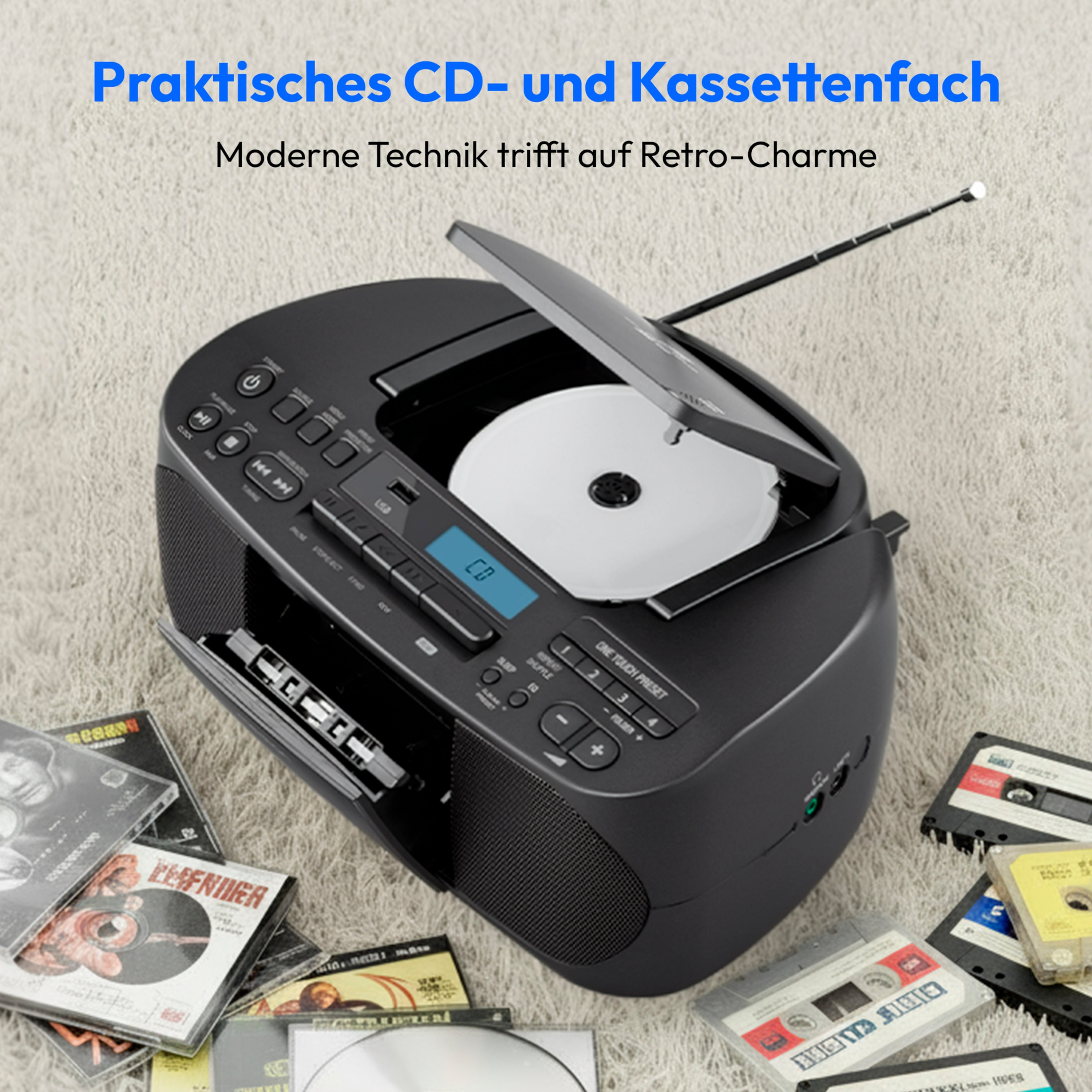 Ein schwarzer CD/Kassetten-Player mit einer CD darin. Kassetten und CDs sind darum verstreut.