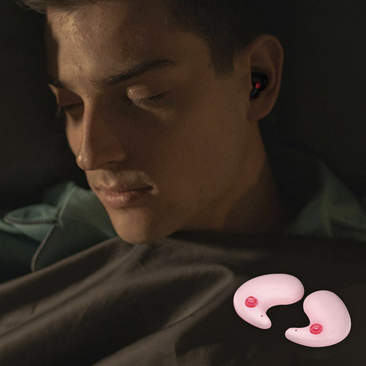 Un giovane con gli occhi chiusi indossa auricolari. Sotto ci sono due apparecchi acustici rosa con centri rossi. Lo sfondo è scuro.
