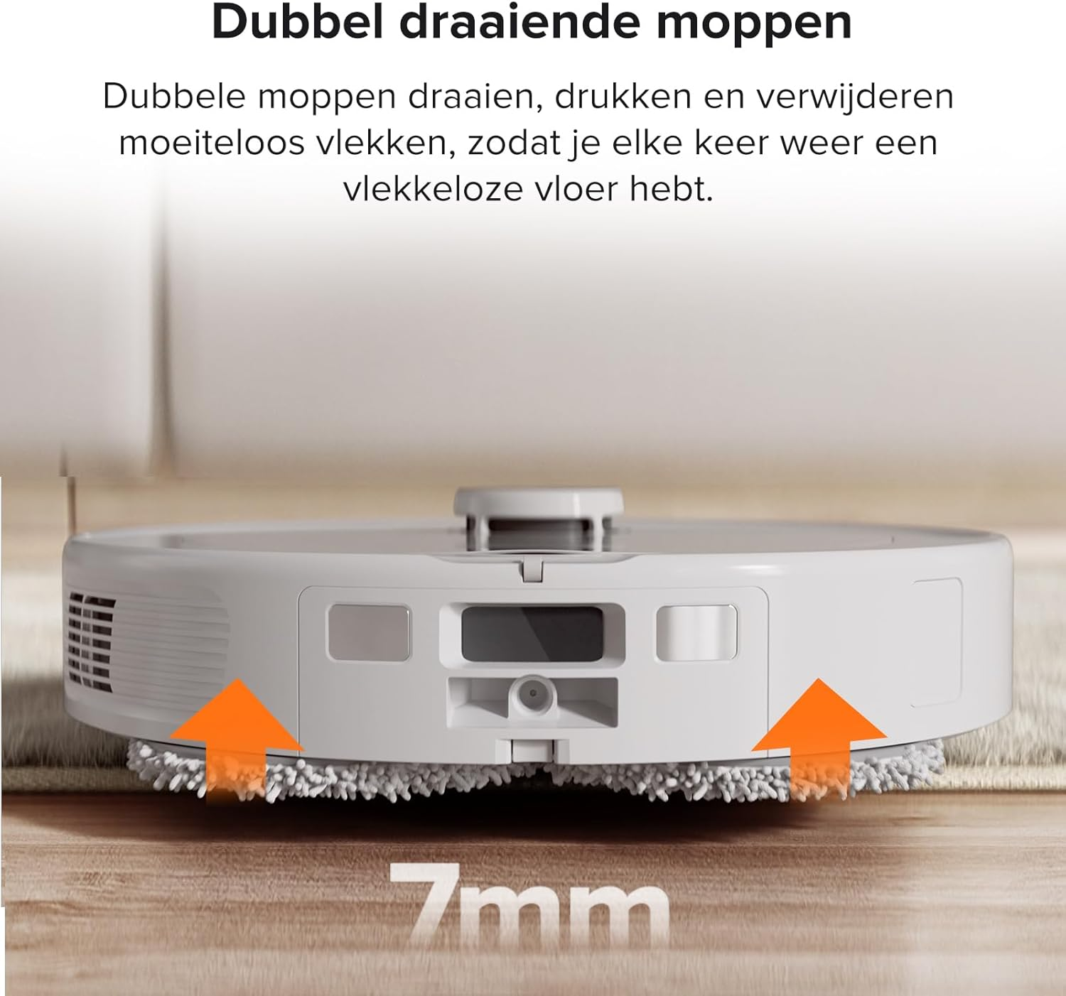Een witte robotstofzuiger met oranje pijlen die actie aangeven. De vloer is zichtbaar op de achtergrond.