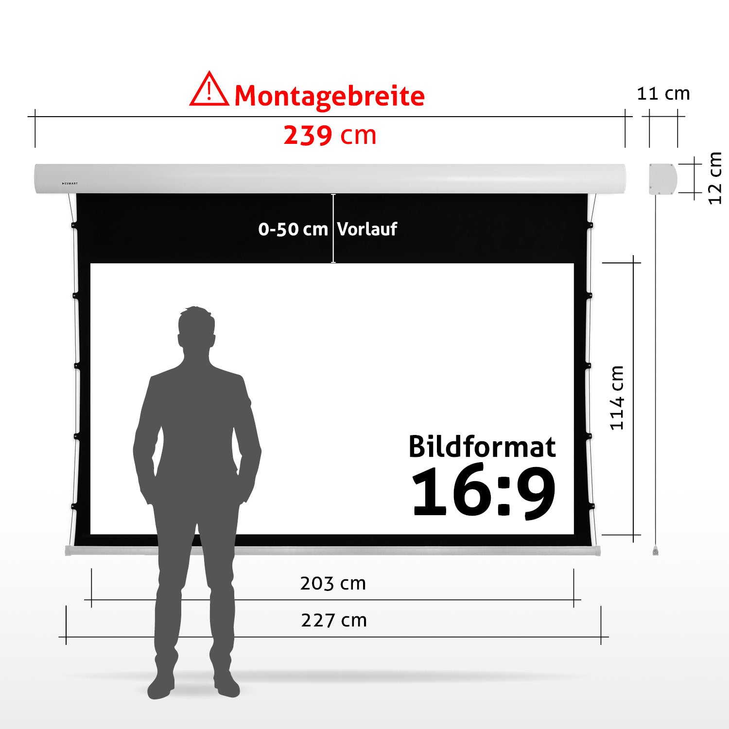 Eine Projektorleinwand mit Maßen. Eine Person steht davor. Text enthält Messungen und Bildschirmformat.