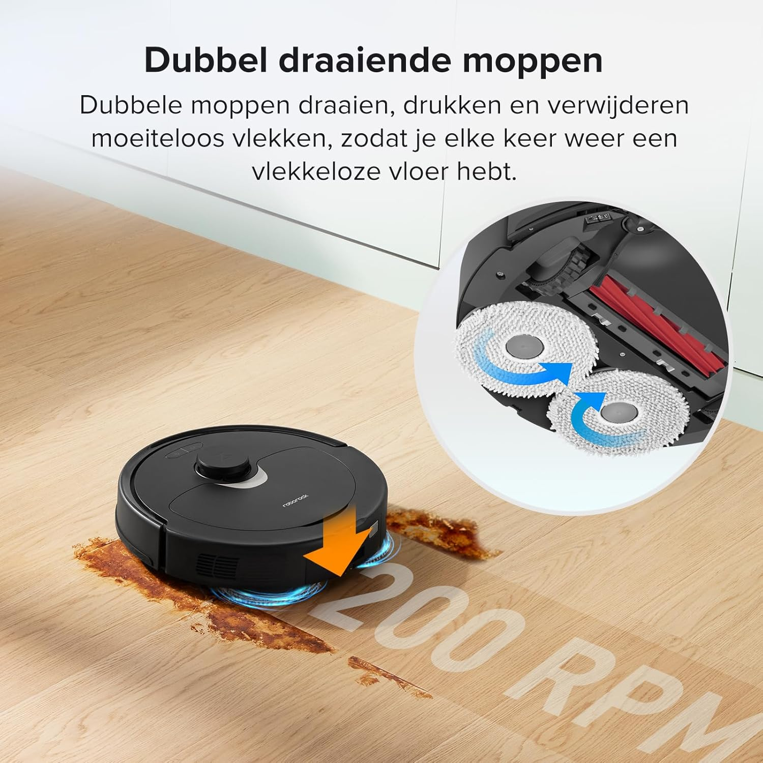 Zwarte robotstofzuiger maakt bruine vlek schoon op houten vloer. De stofzuiger heeft twee roterende dweilen.