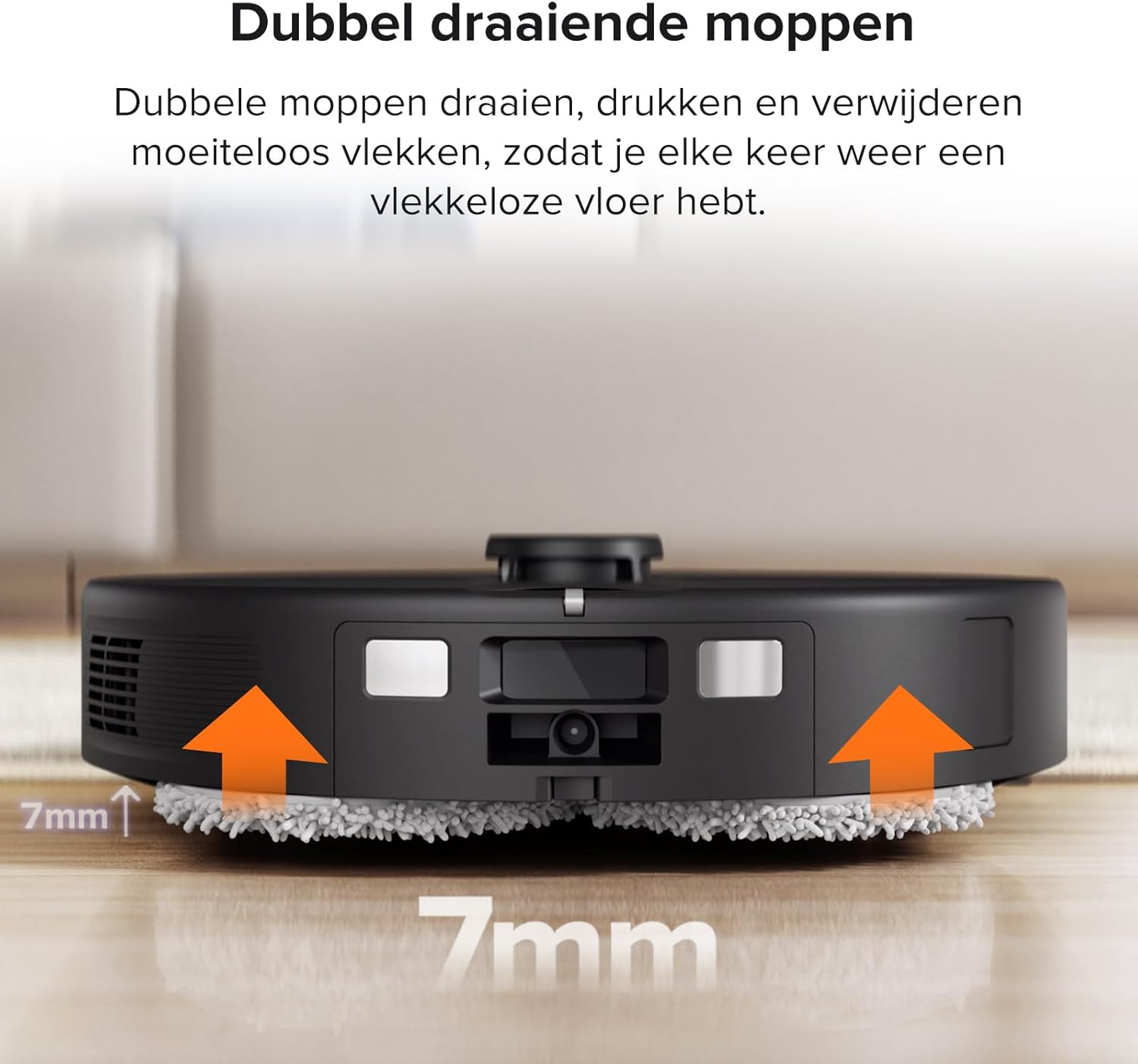 Een zwarte robotstofzuiger met oranje pijlen die reinigingspads aangeven. Het heeft 7 mm vrije ruimte. De tekst zegt dubbele draaiende dweilen.