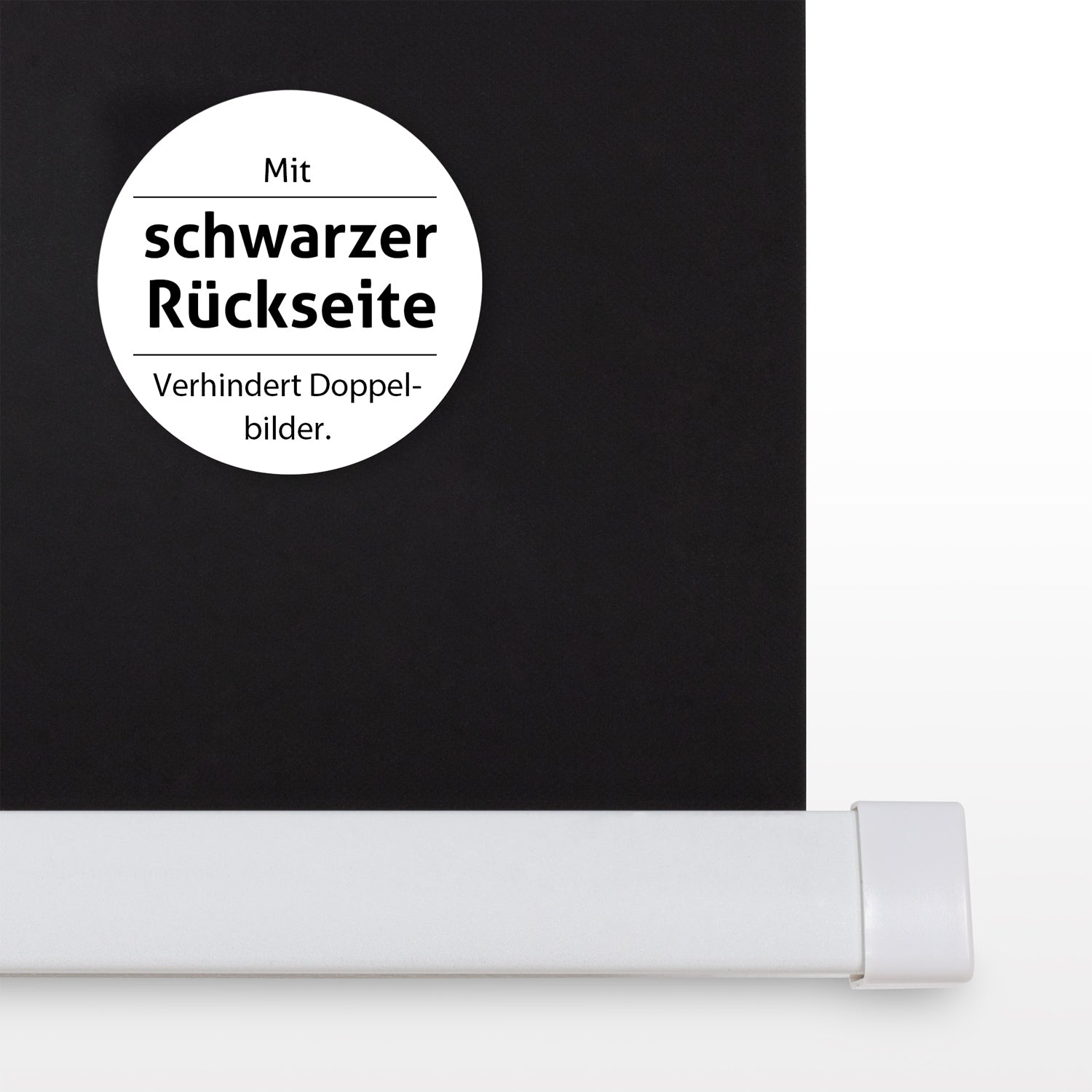 Eine weiße Rollo mit schwarzem Hintergrund. Ein runder Aufkleber mit deutschem Text befindet sich auf dem schwarzen Teil.