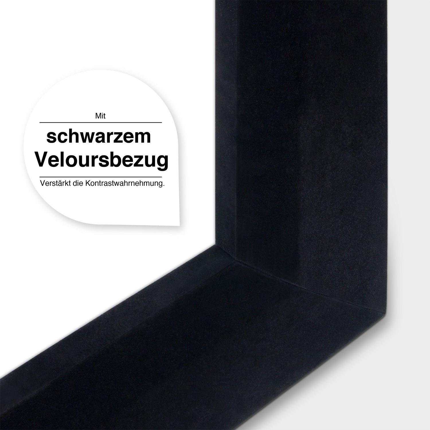 Nahaufnahme einer schwarzen, samtbezogenen Ecke mit deutschem Text, der die Kontrastwahrnehmung verbessert.