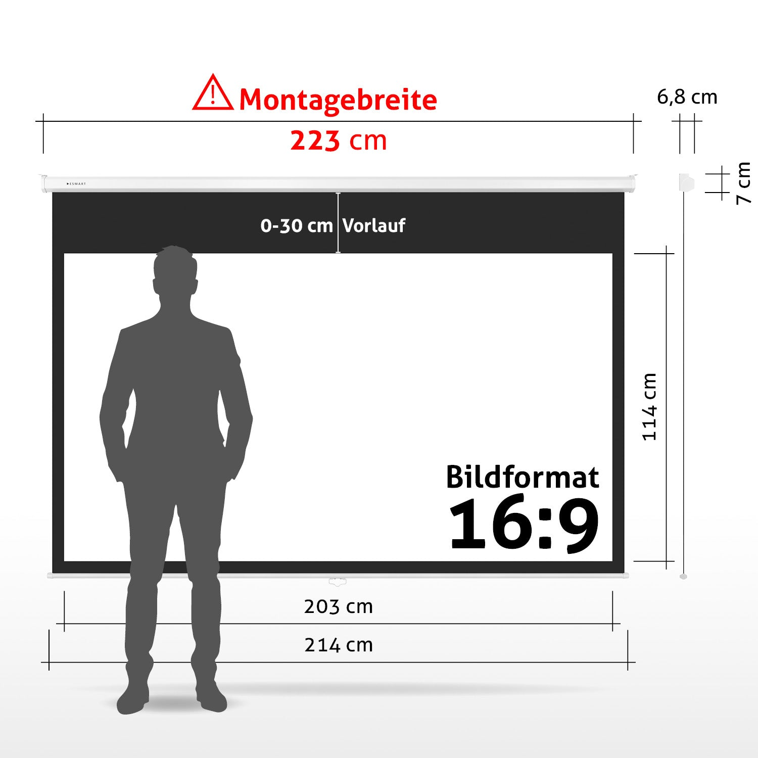 Ein Mann steht vor einer Projektorleinwand mit Abmessungen und Beschriftungen auf Deutsch. Der Bildschirm hat das Format 16:9.