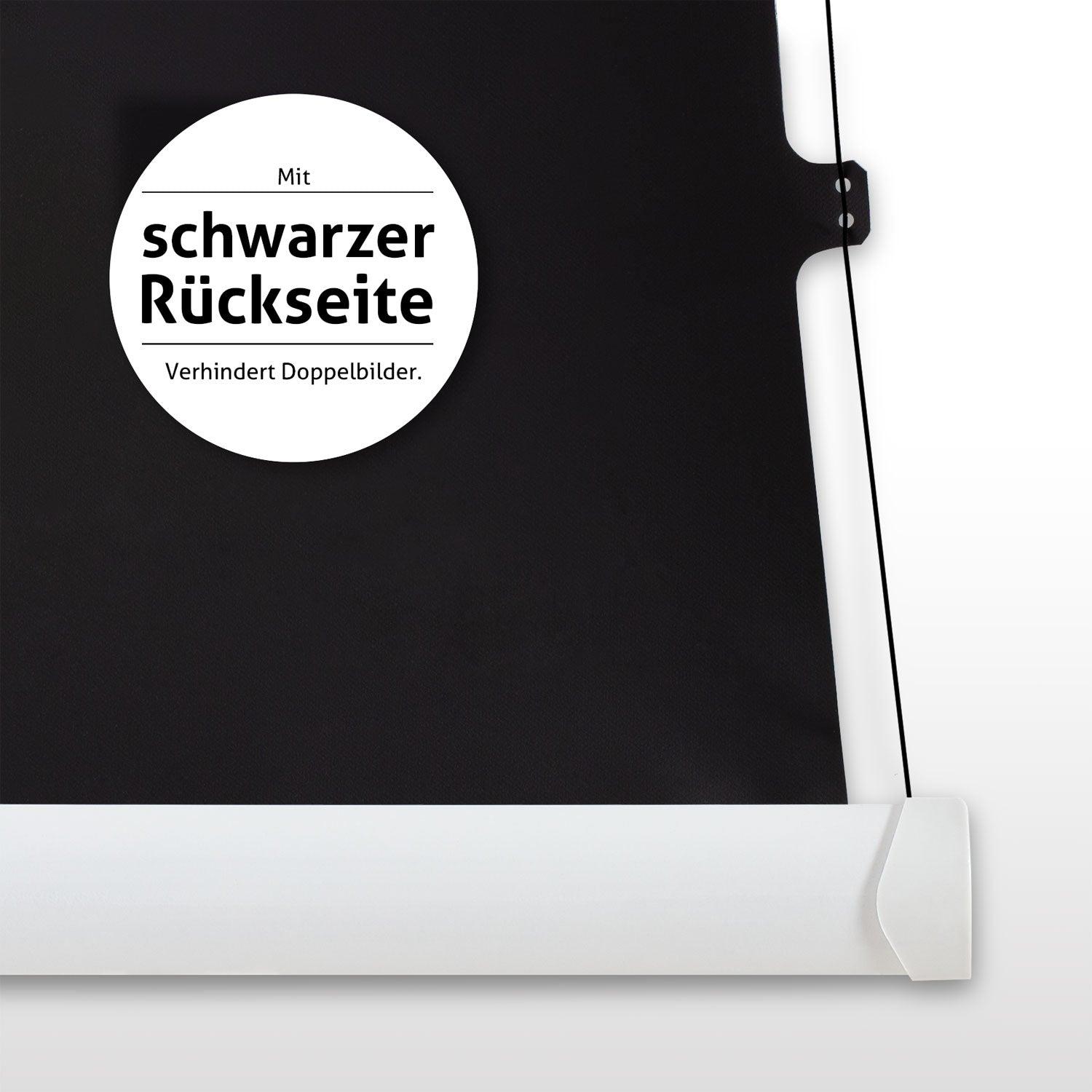 Ein schwarzes Rechteck mit Text in einem weißen Kreis: 'schwarzer Rückseite'. Der Boden ist weiß. Eine schwarze Schnur hängt oben rechts.