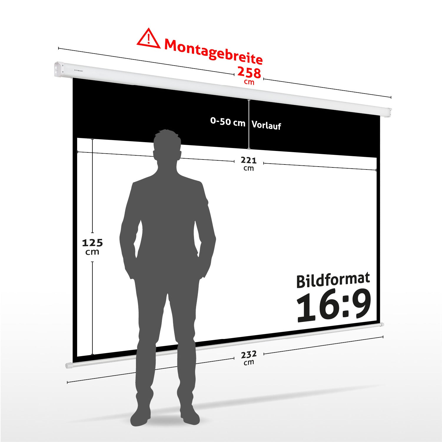Ein Mann steht vor einer Projektorleinwand mit Abmessungen und Formatinformationen. Text auf Deutsch zeigt Maße.