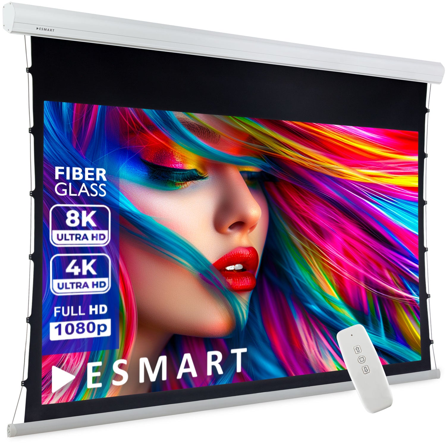 Eine Projektorleinwand zeigt ein Frauenporträt mit bunten Haaren. Logos für 8K, 4K und 1080p sind sichtbar. Eine Fernbedienung im Vordergrund.