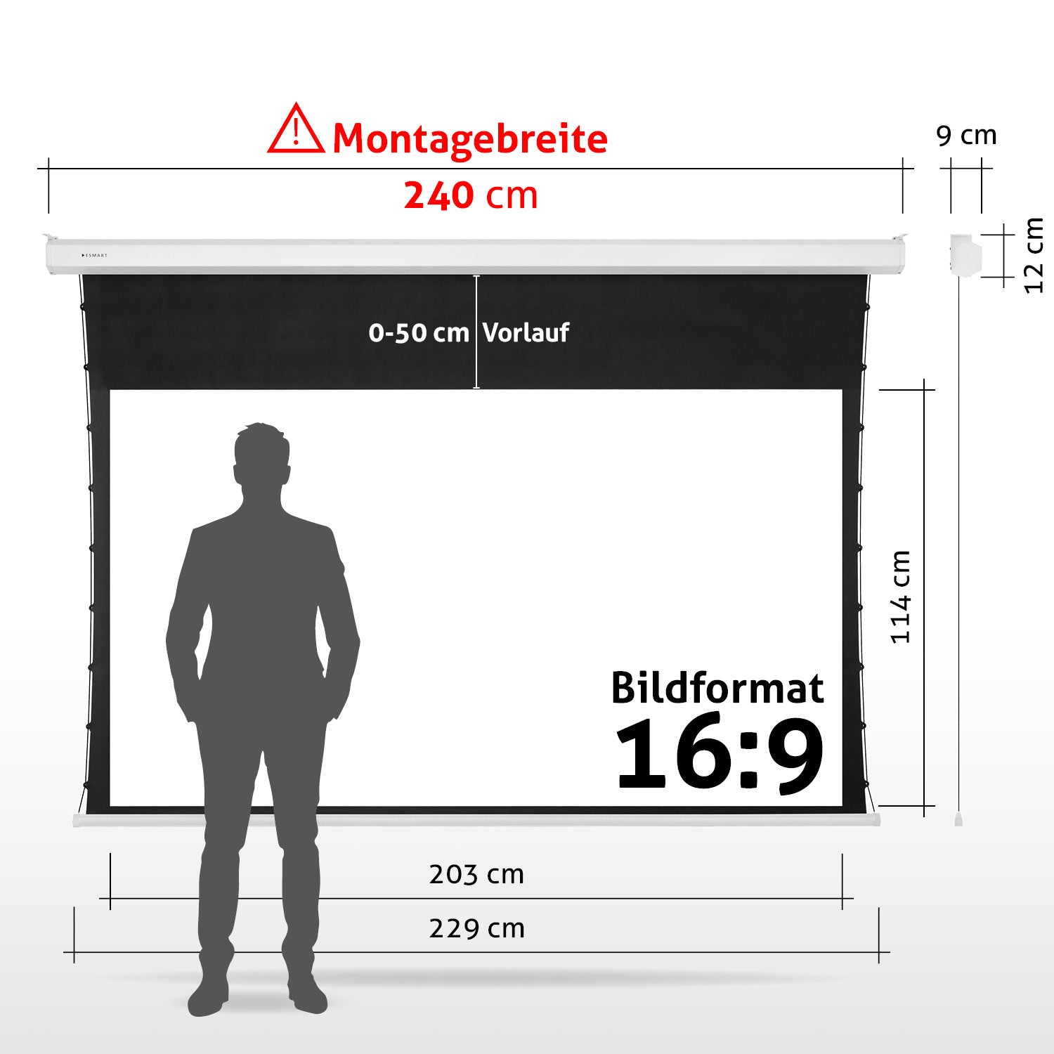 Ein Mann steht vor einer Projektorleinwand mit Maßen. Text enthält 'Montagebreite 240 cm' und 'Bildformat 16:9'.