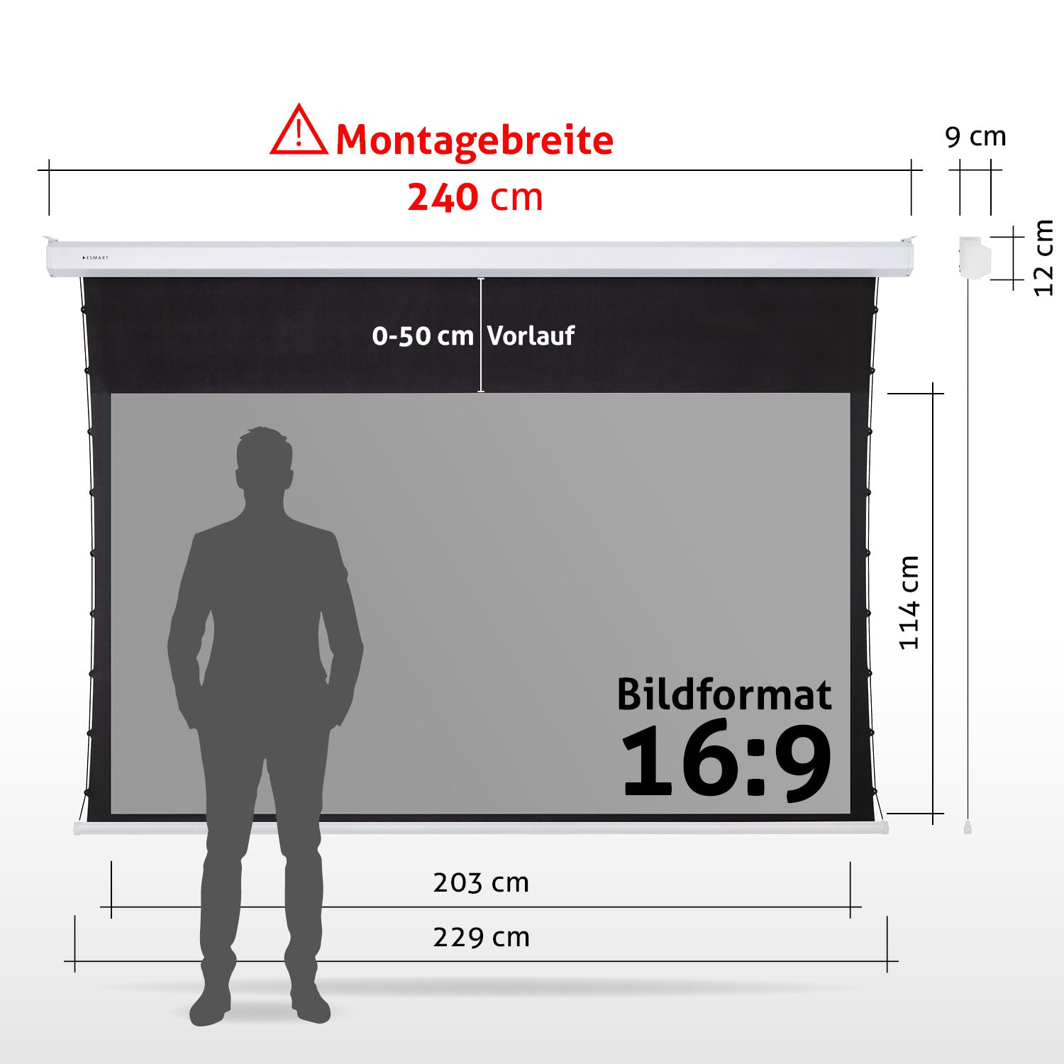 Ein Mann steht vor einer Projektorleinwand. Abmessungen sind beschriftet, einschließlich 240 cm Breite und 16:9 Format. Text auf Deutsch.