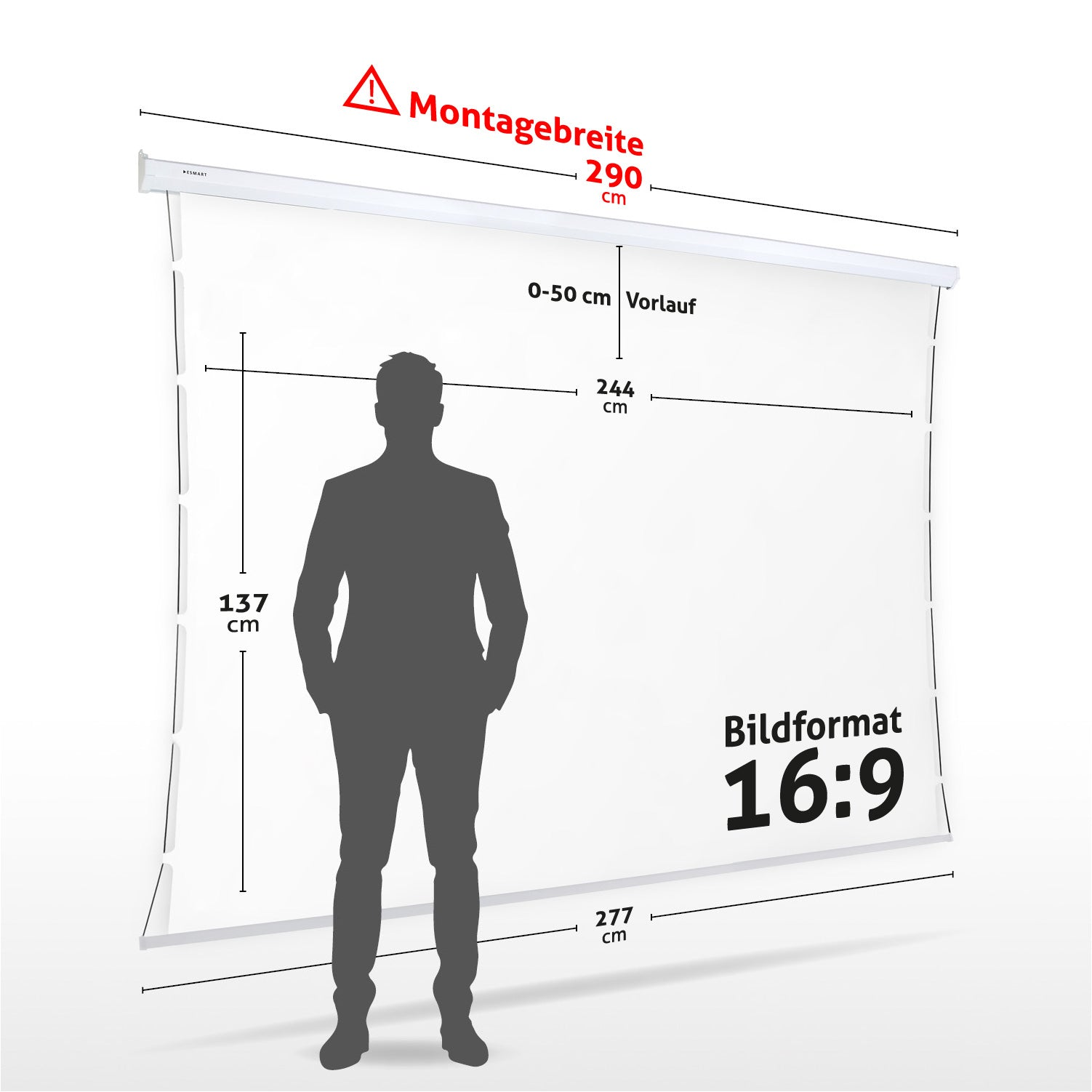Ein Mann steht vor einer Projektorleinwand mit Abmessungen und Beschriftungen. Die Leinwand ist mit 'Bildformat 16:9' beschriftet.