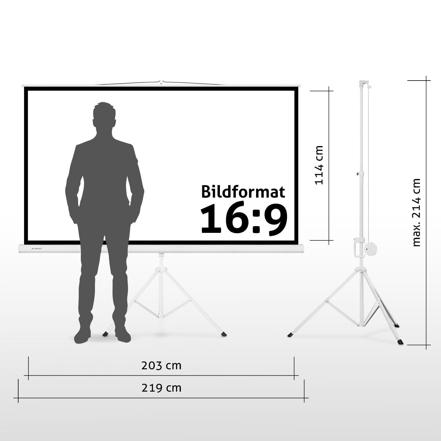 Ein Mann steht vor einer Projektionsfläche mit Maßangaben. Rechts ist ein Stativ zu sehen.
