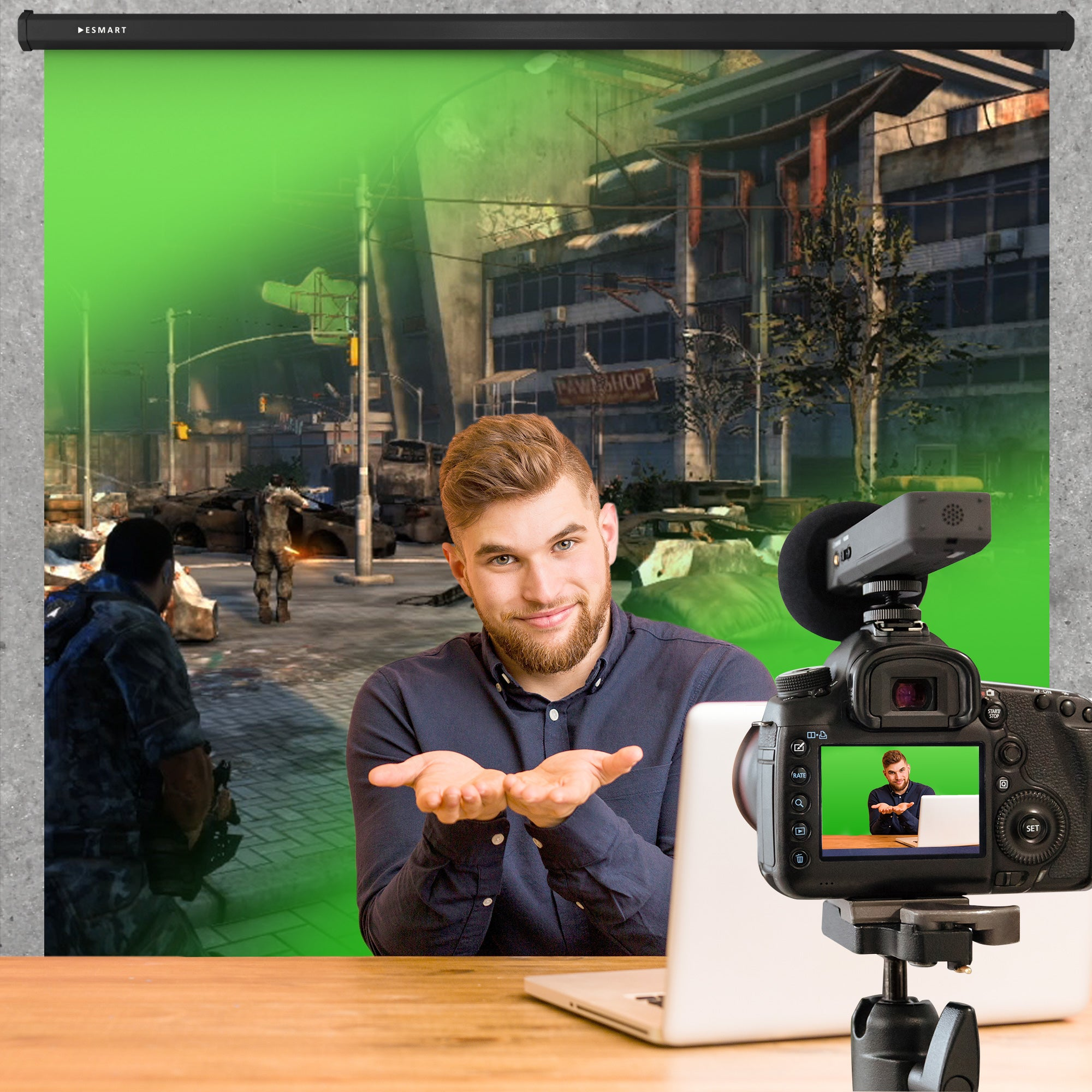 Mann mit Bart gestikuliert vor einer Kamera. Der Hintergrund zeigt einen Greenscreen und eine postapokalyptische Szene.
