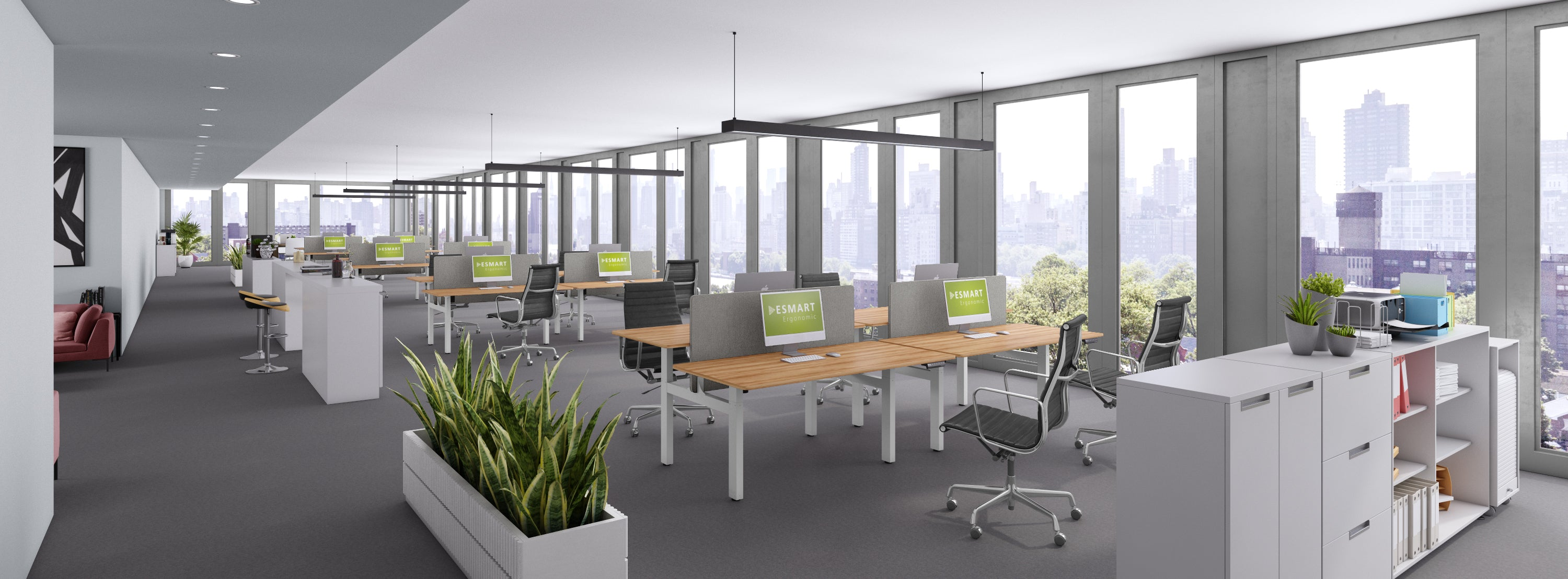 Modernes Büro mit Schreibtischen, Computern, Stühlen und Stadtblick. Pflanzen und Schränke sind ebenfalls vorhanden.