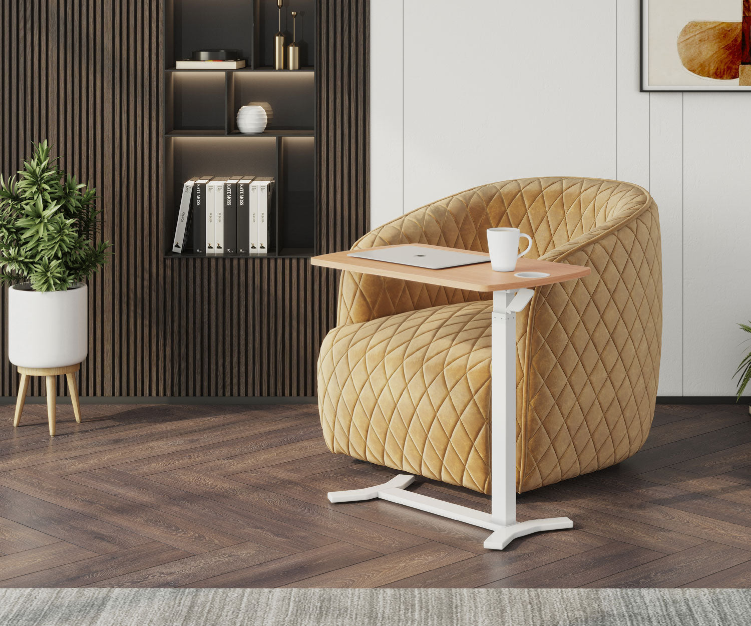 Ein modernes Wohnzimmer mit gelbem Sessel, Laptop auf einem Tisch, weißer Tasse, Pflanze und Bücherregal.