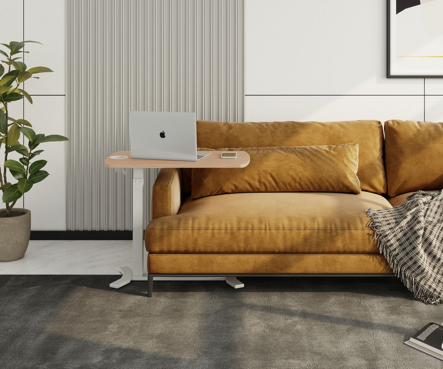 Ein Laptop steht auf einem Tisch neben einem braunen Sofa. Links ist eine Pflanze. Eine Decke liegt über dem Sofa. Der Hintergrund hat ein Muster.