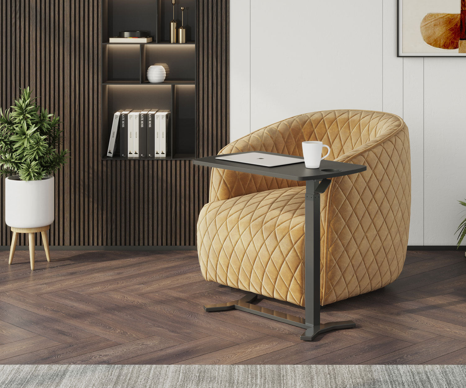 Ein moderner Wohnraum mit gelbem Sessel, Beistelltisch mit Laptop und Tasse. Bücherregale und eine Pflanze im Hintergrund.