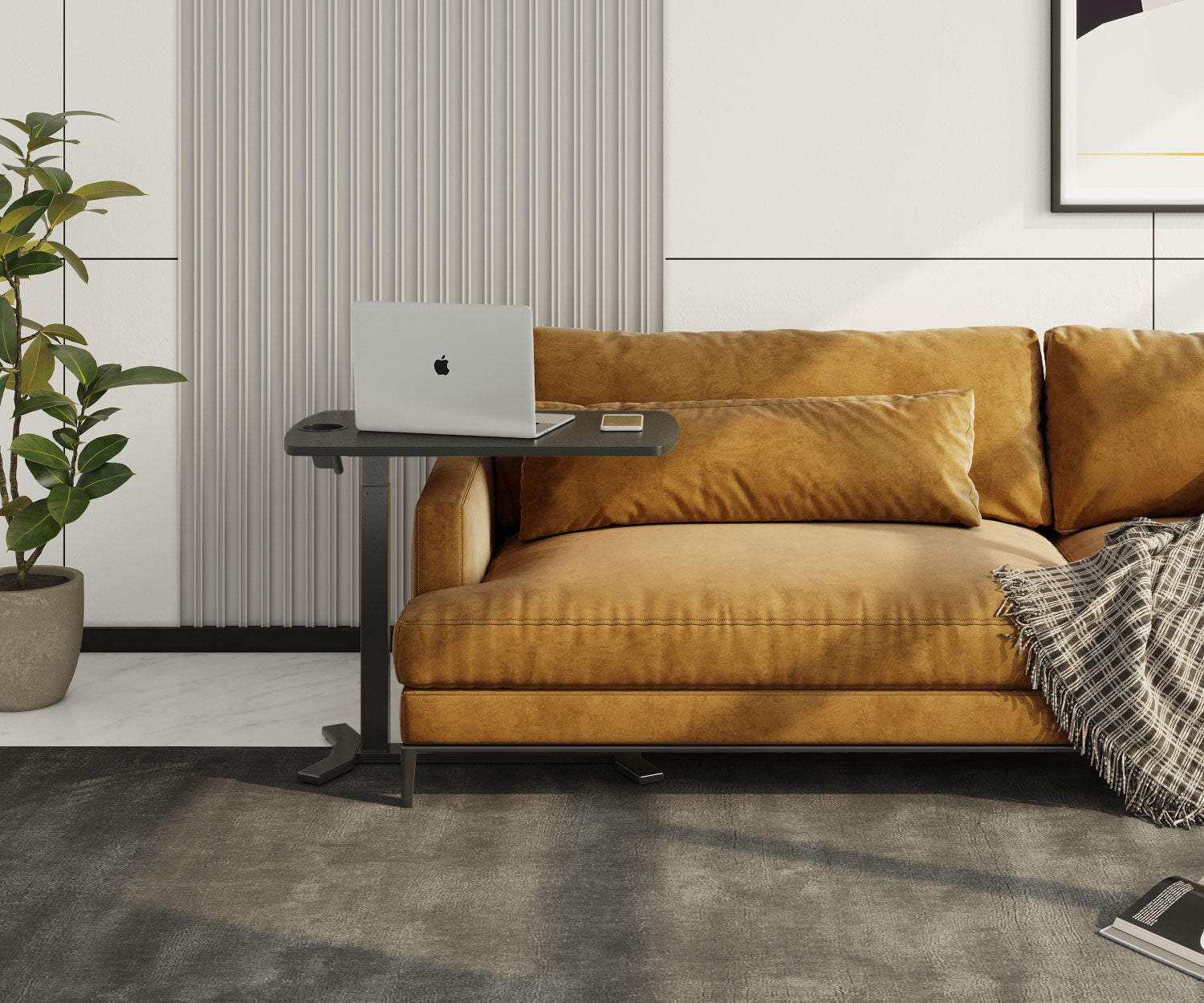 Ein Laptop steht auf einem schwarzen Tisch neben einem braunen Sofa. Links ist eine Pflanze. Der Hintergrund hat eine weiße Wand mit vertikalen Linien.