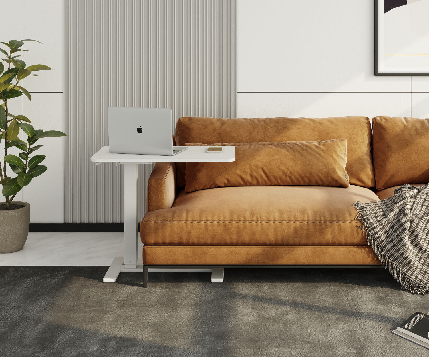 Ein Laptop auf einem weißen Tisch neben einem braunen Sofa. Links ist eine Pflanze. Der Hintergrund ist eine weiße Wand mit vertikalen Linien.