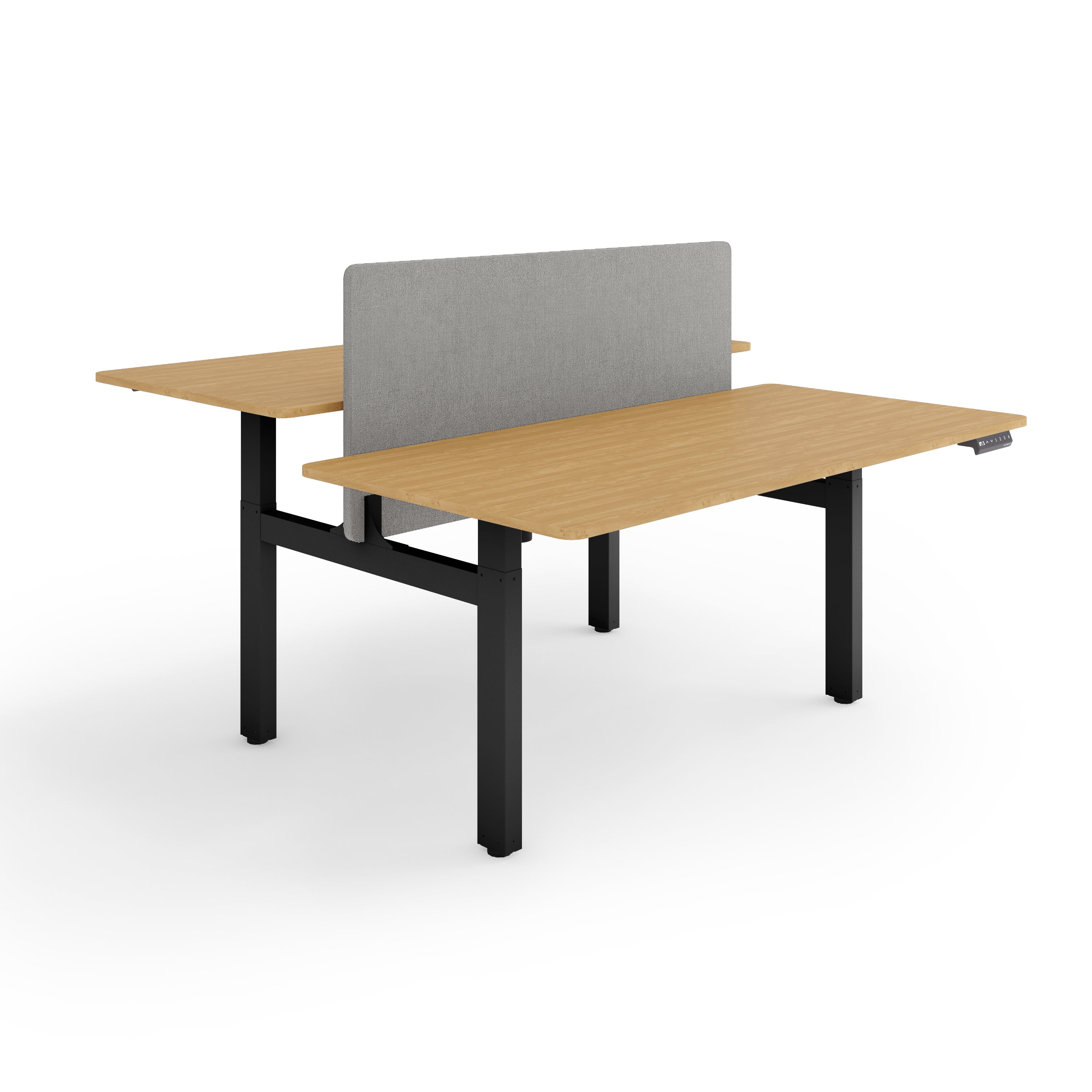 Ein Schreibtisch für zwei Personen mit grauem Teiler. Der Tisch hat eine helle Holzplatte und schwarze Beine. Weißer Hintergrund.