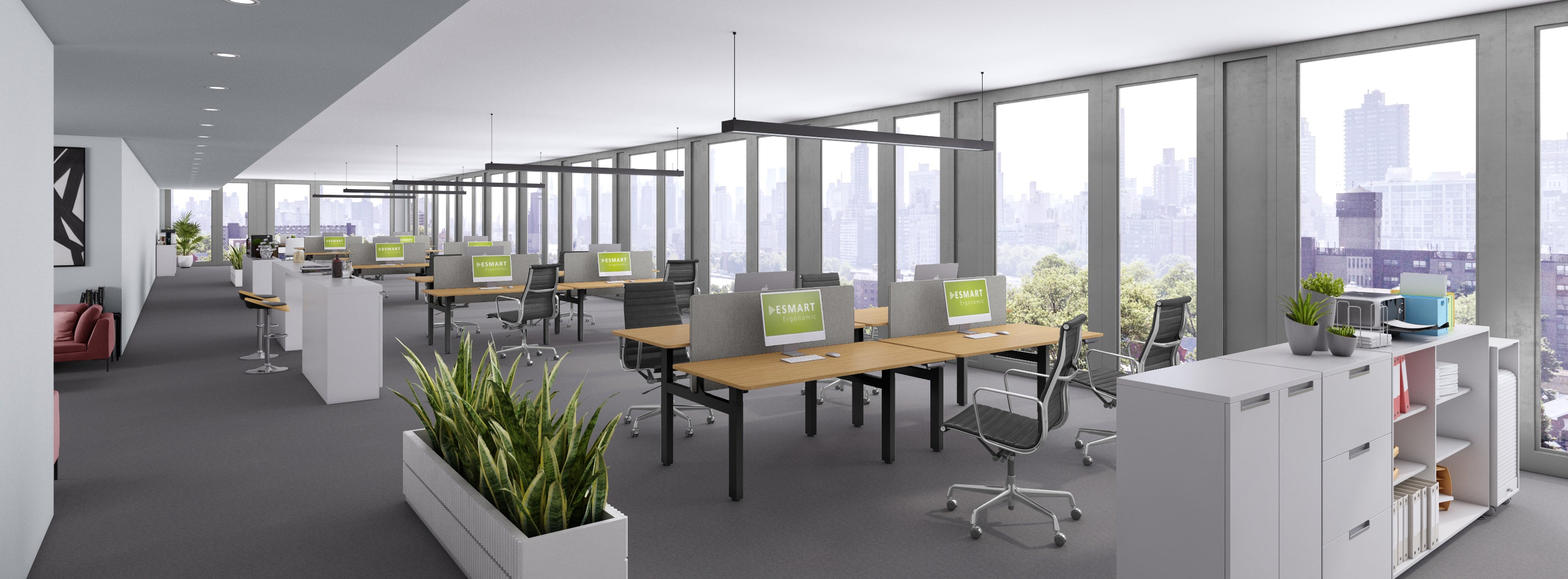 Modernes Büro mit Arbeitsplätzen, Computern, Stühlen und großen Fenstern mit Blick auf eine Stadtlandschaft.