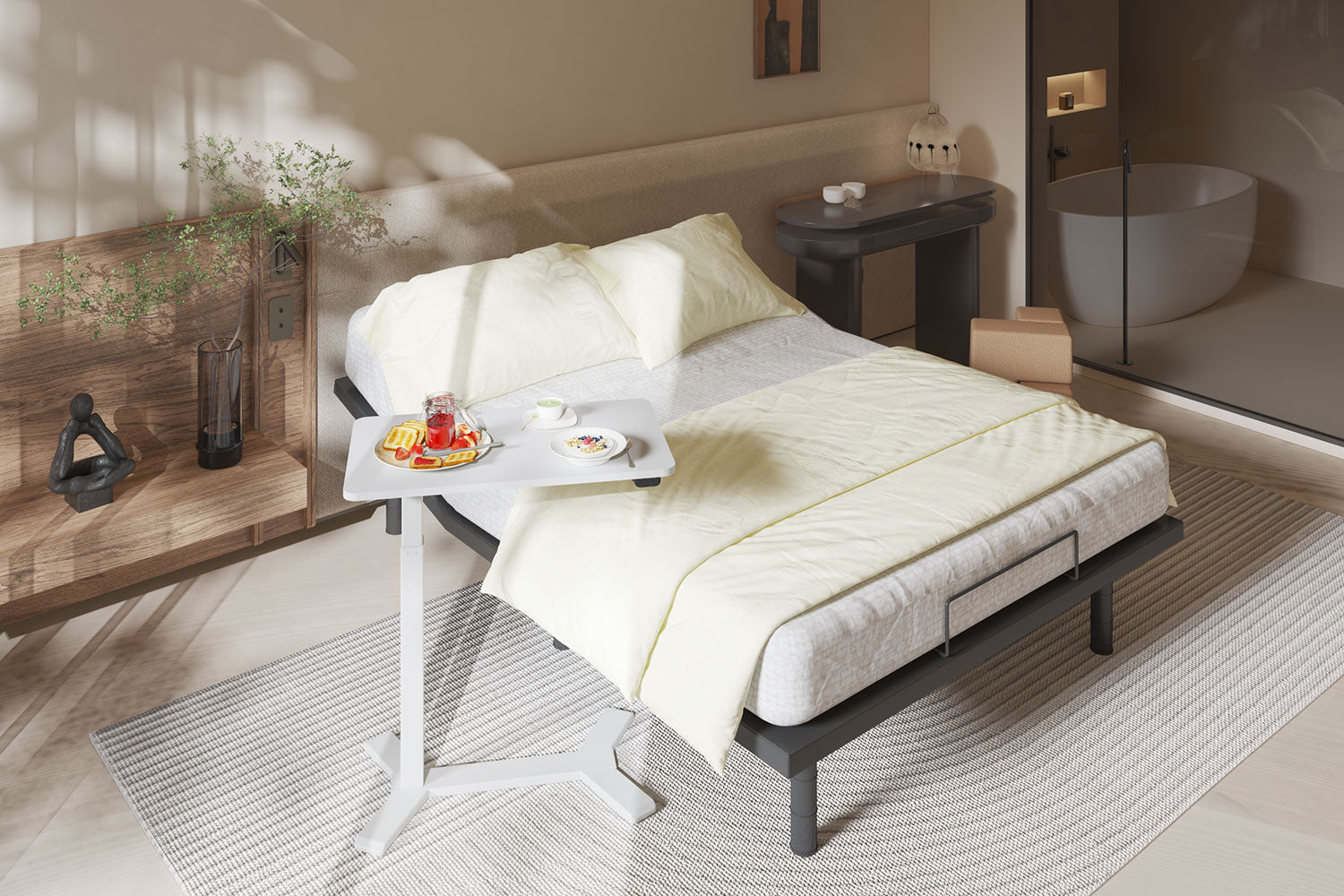 Ein Schlafzimmer mit Bett, Frühstückstablett und Badezimmer. Farben sind neutral und hell. Eine Skulptur steht auf einem Holzregal.