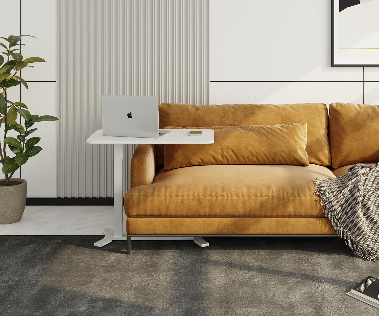 Ein Laptop steht auf einem weißen Tisch neben einem orangefarbenen Sofa. Eine Pflanze und eine karierte Decke sind ebenfalls zu sehen.