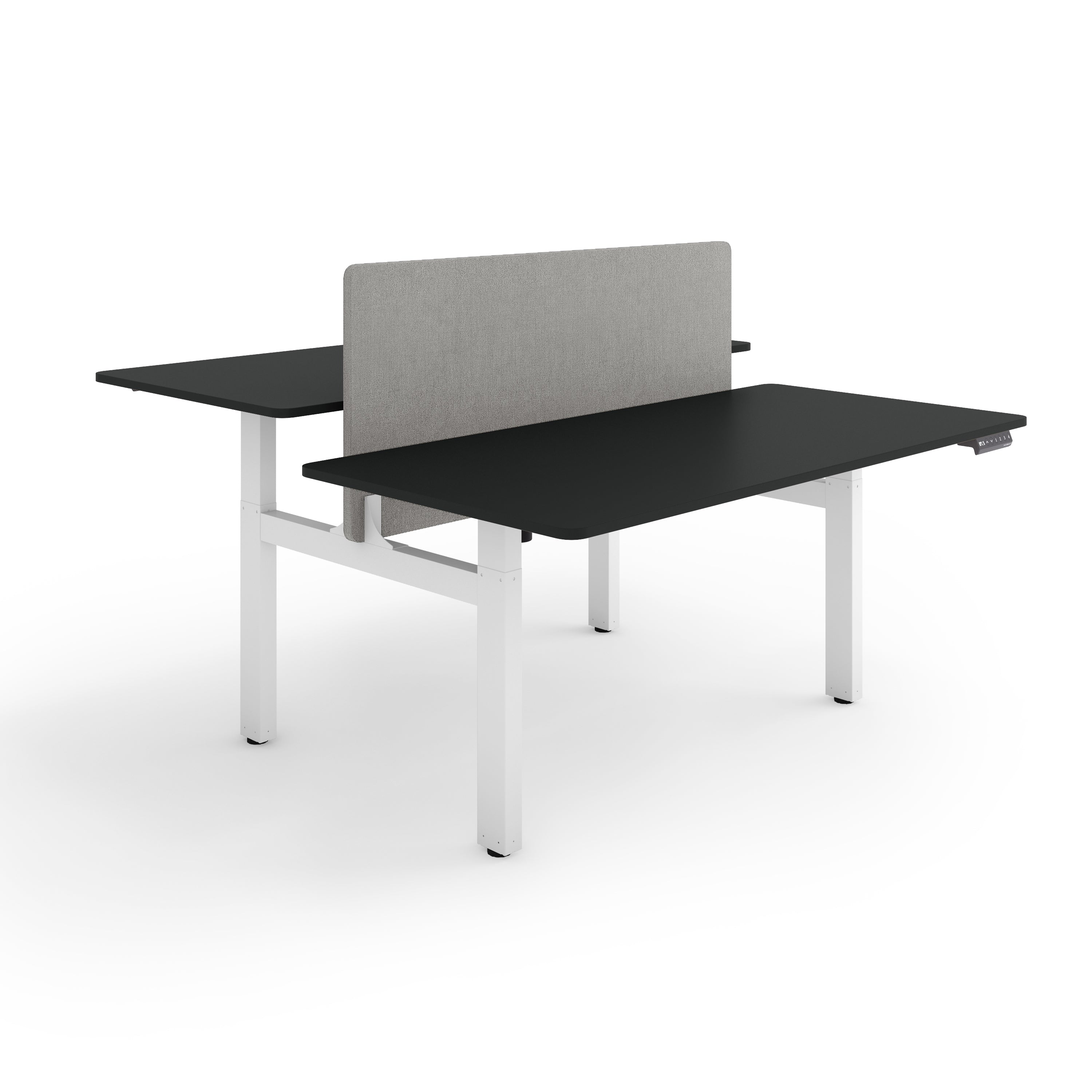 Ein Zweipersonen-Schreibtisch mit schwarzen Tischplatten, einer grauen Trennwand und weißen Beinen. Knöpfe befinden sich an der Seite des Schreibtischs.