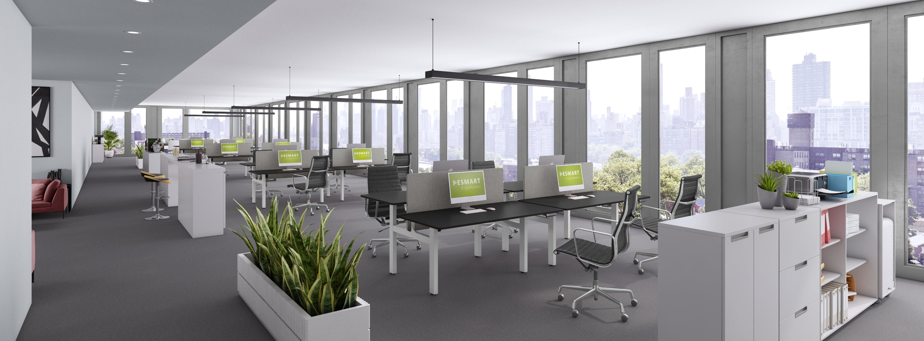 Modernes Büro mit Arbeitsplätzen, Pflanzen und großen Fenstern mit Blick auf Stadtgebäude. Schreibtische haben Monitore.