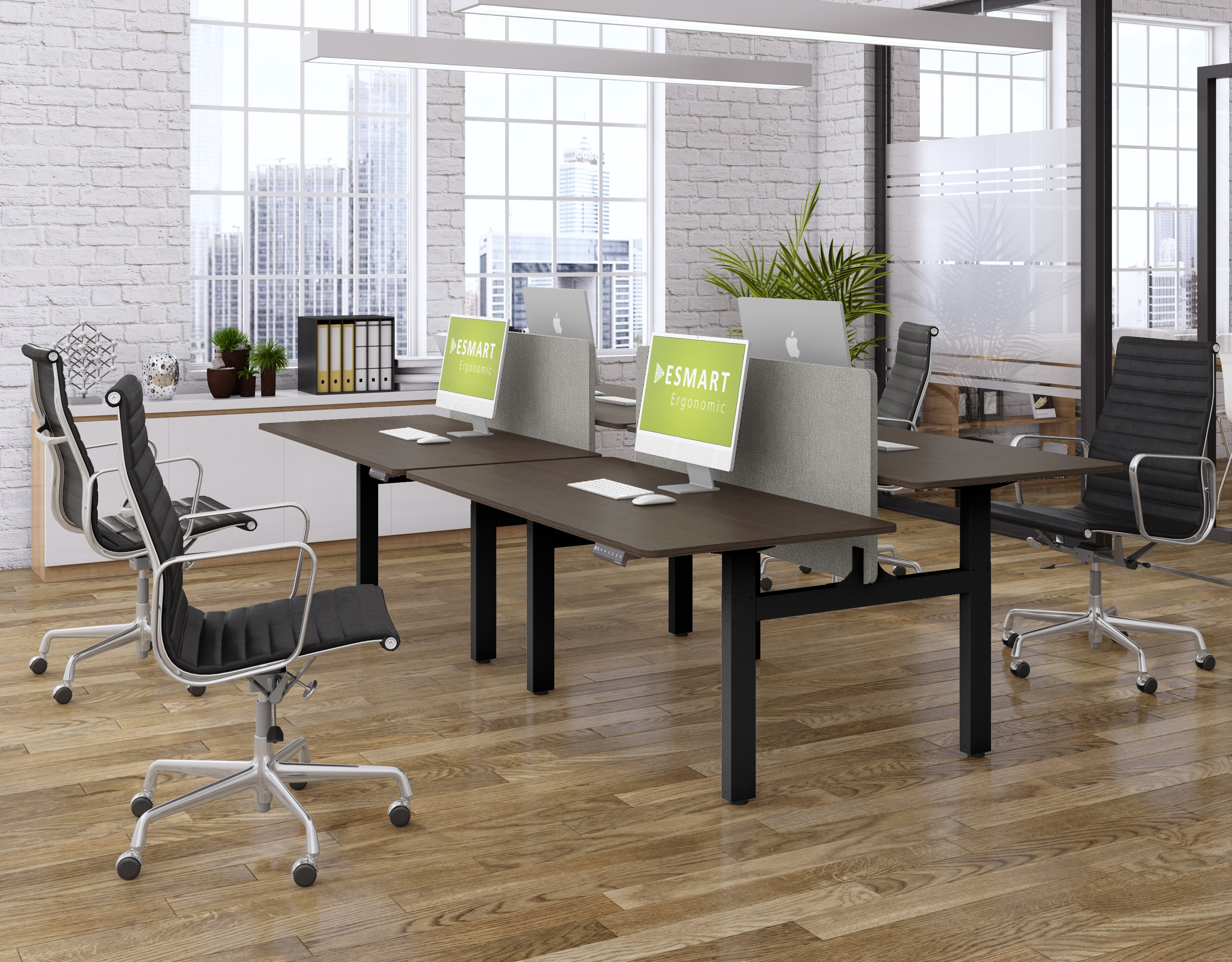 Büro mit Schreibtischen, Stühlen, Computern und großen Fenstern mit Blick auf eine Stadt. Der Raum hat ein modernes Design.