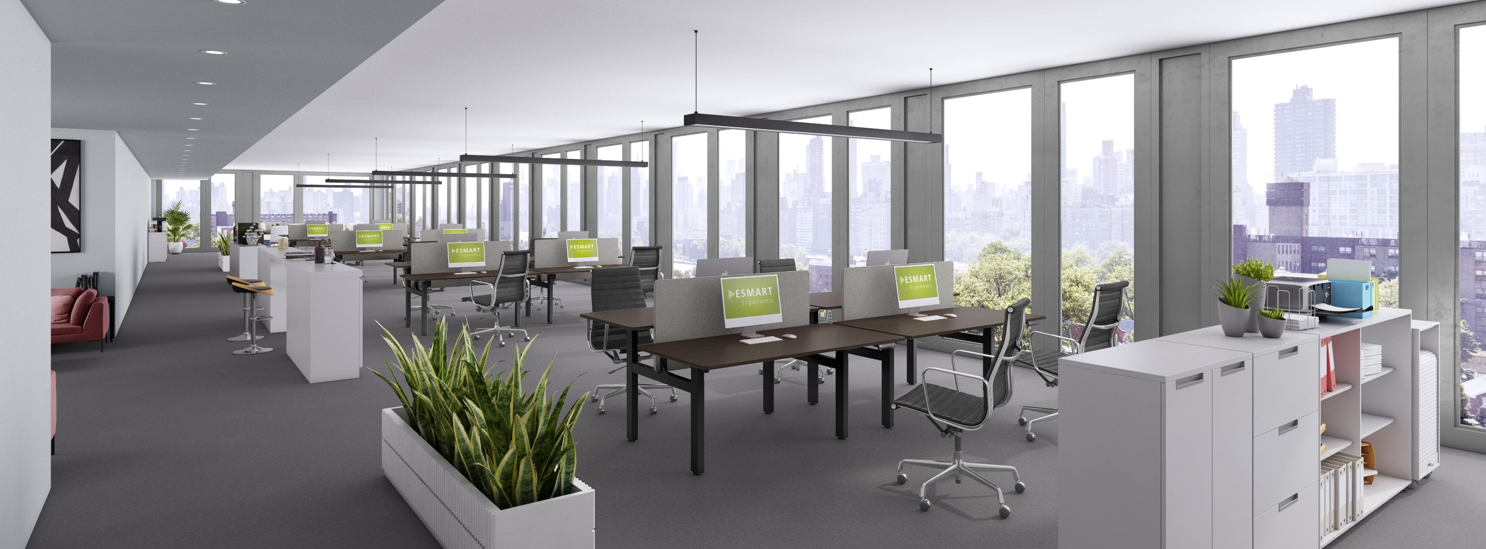 Modernes Büro mit Arbeitsplätzen, Pflanzen und großen Fenstern mit Blick auf Stadtgebäude. Schreibtische haben Computer und Bildschirme.