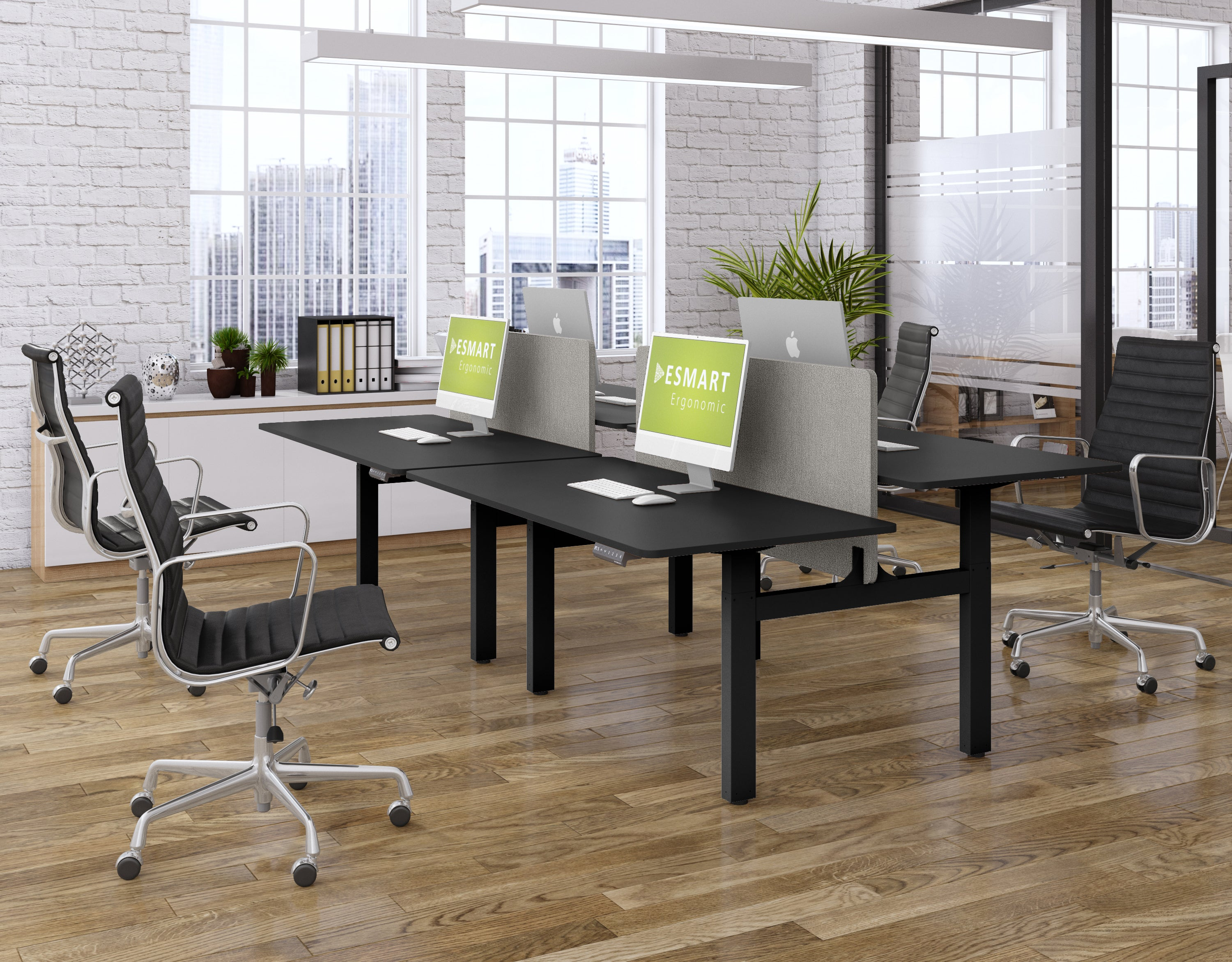 Büro mit Schreibtischen, Stühlen, Computern und Blick auf die Stadt. Die Schreibtische sind schwarz. Stühle sind schwarz und silber.
