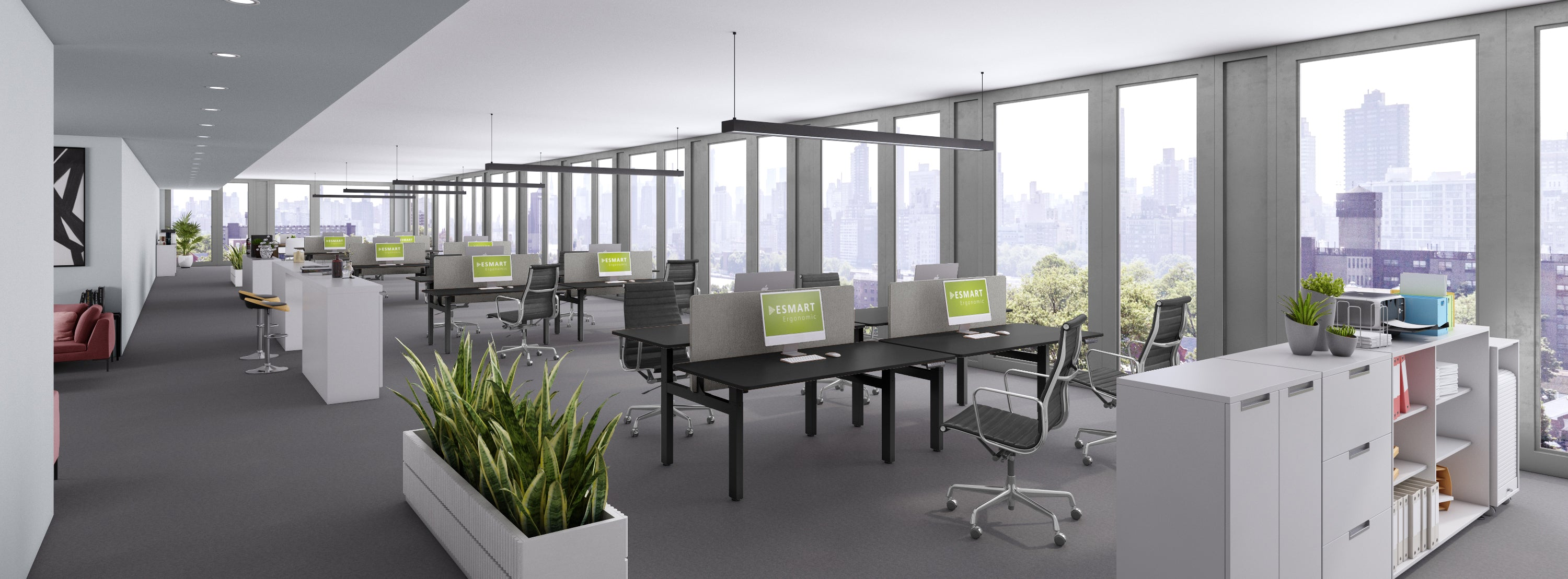 Modernes Büro mit Schreibtischen, Computern und Stühlen. Große Fenster bieten Stadtblick. Pflanzen und Lagereinheiten sind sichtbar.